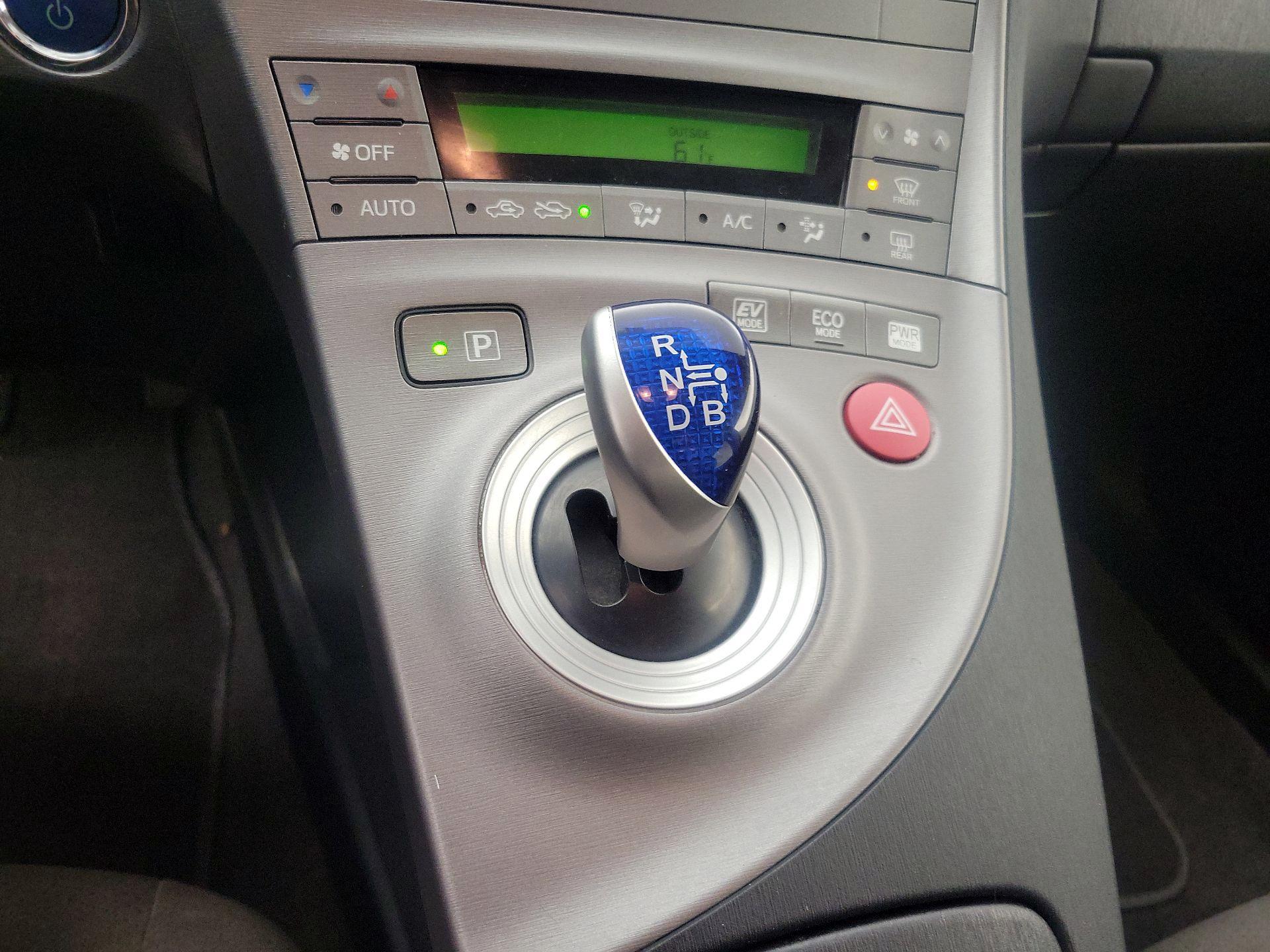 Thumbnail: 2015 Toyota Prius - 17