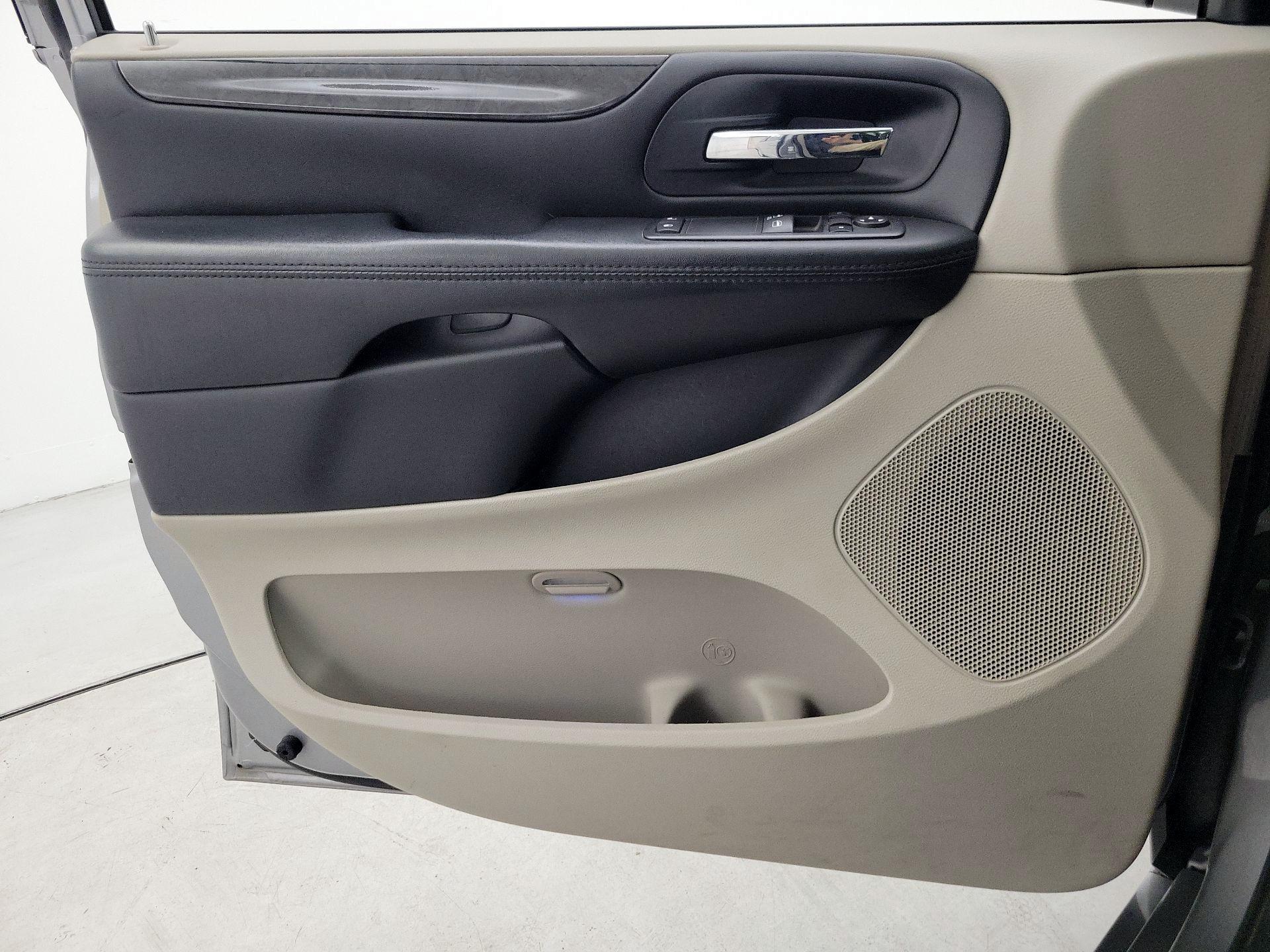 Thumbnail: 2017 Dodge Grand Caravan - 12