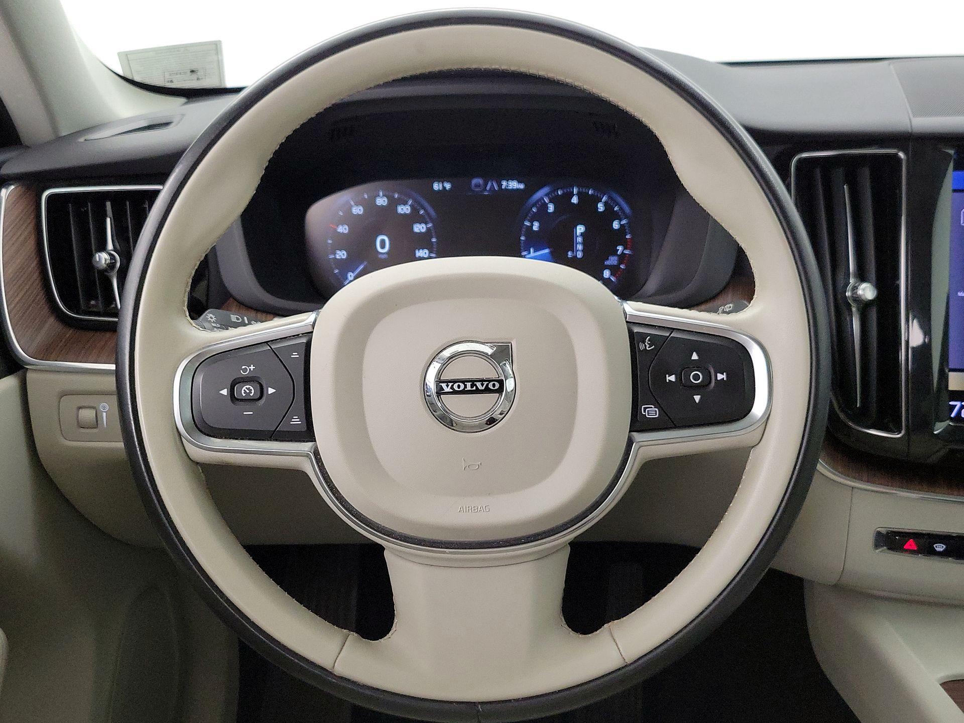 Thumbnail: 2021 Volvo XC60 - 10