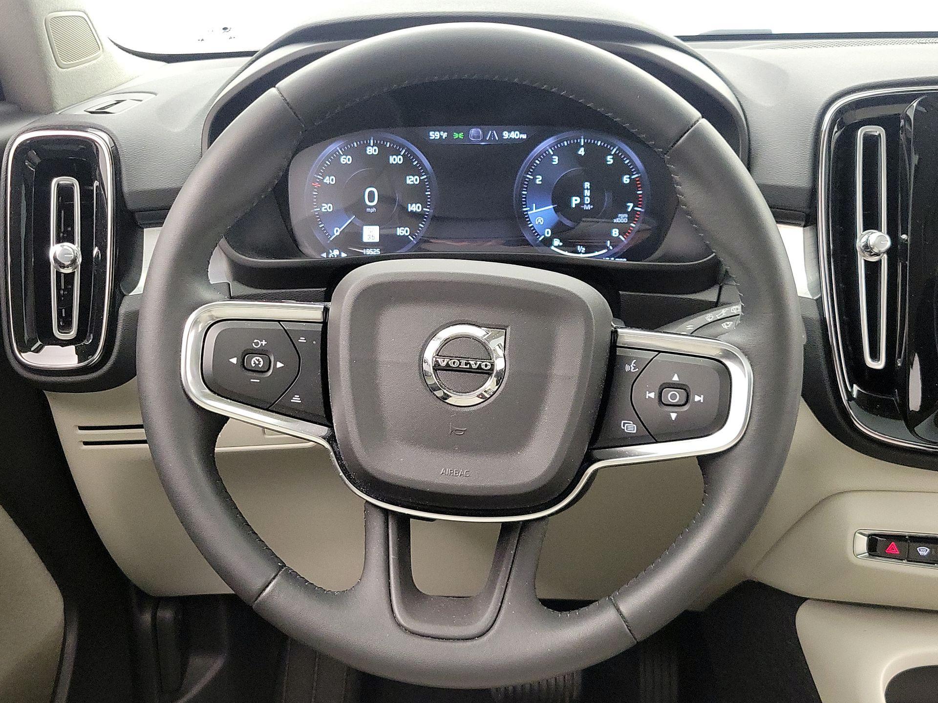 Thumbnail: 2021 Volvo XC40 - 10