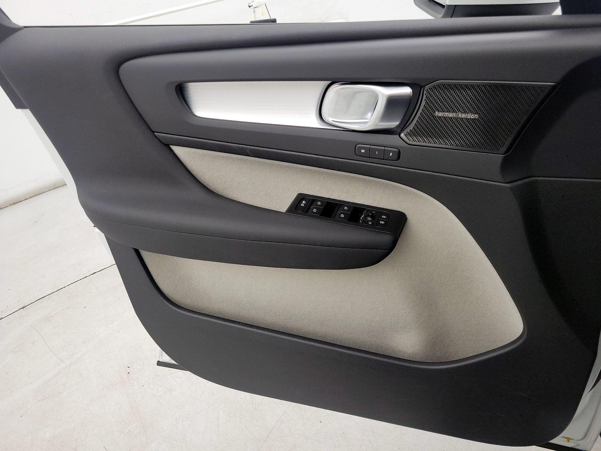 Thumbnail: 2021 Volvo XC40 - 12