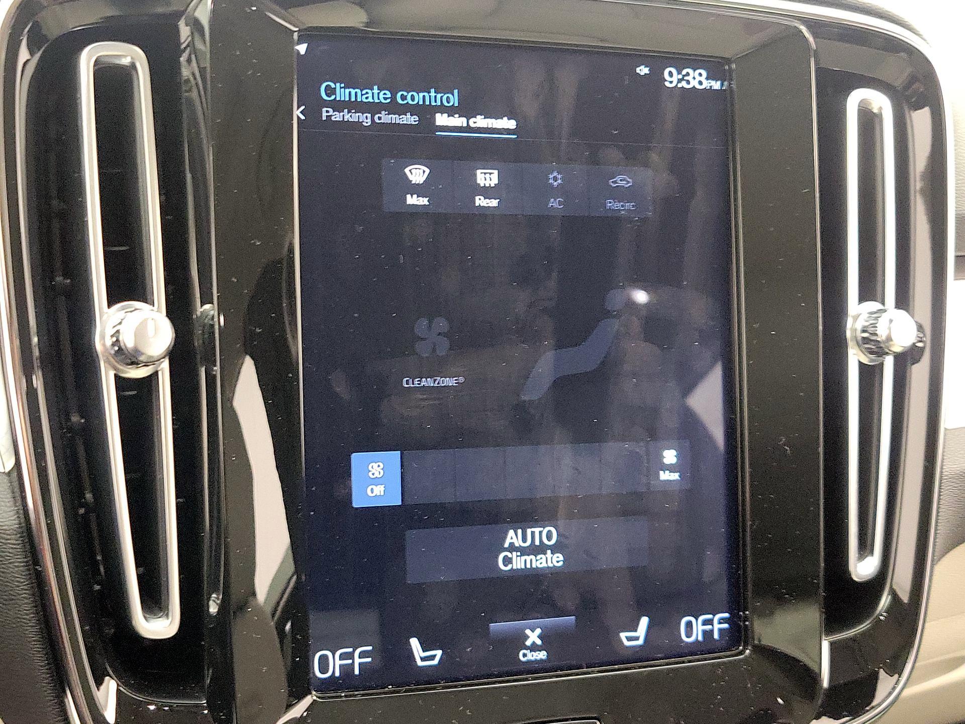 Thumbnail: 2021 Volvo XC40 - 17