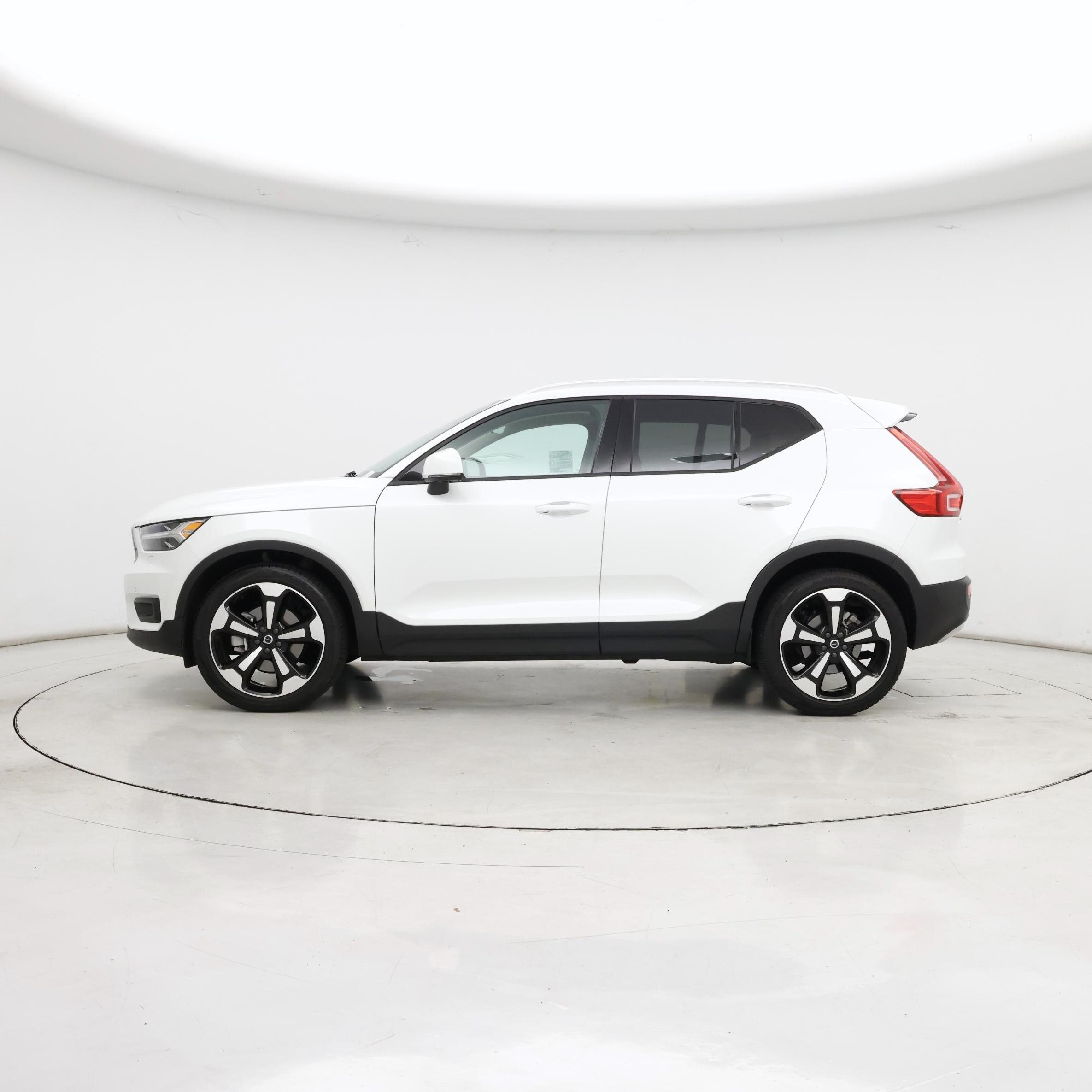 Thumbnail: 2021 Volvo XC40 - 3