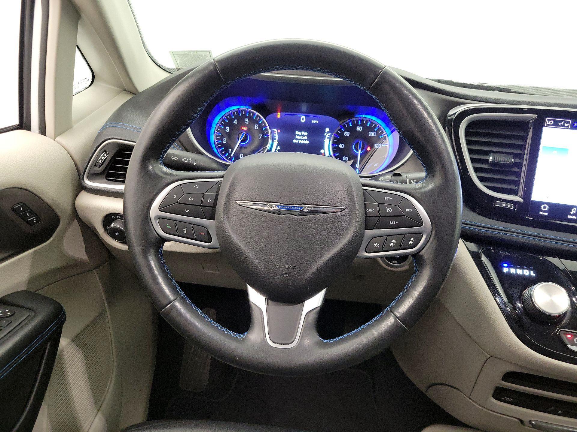 Thumbnail: 2021 Chrysler Pacifica - 10