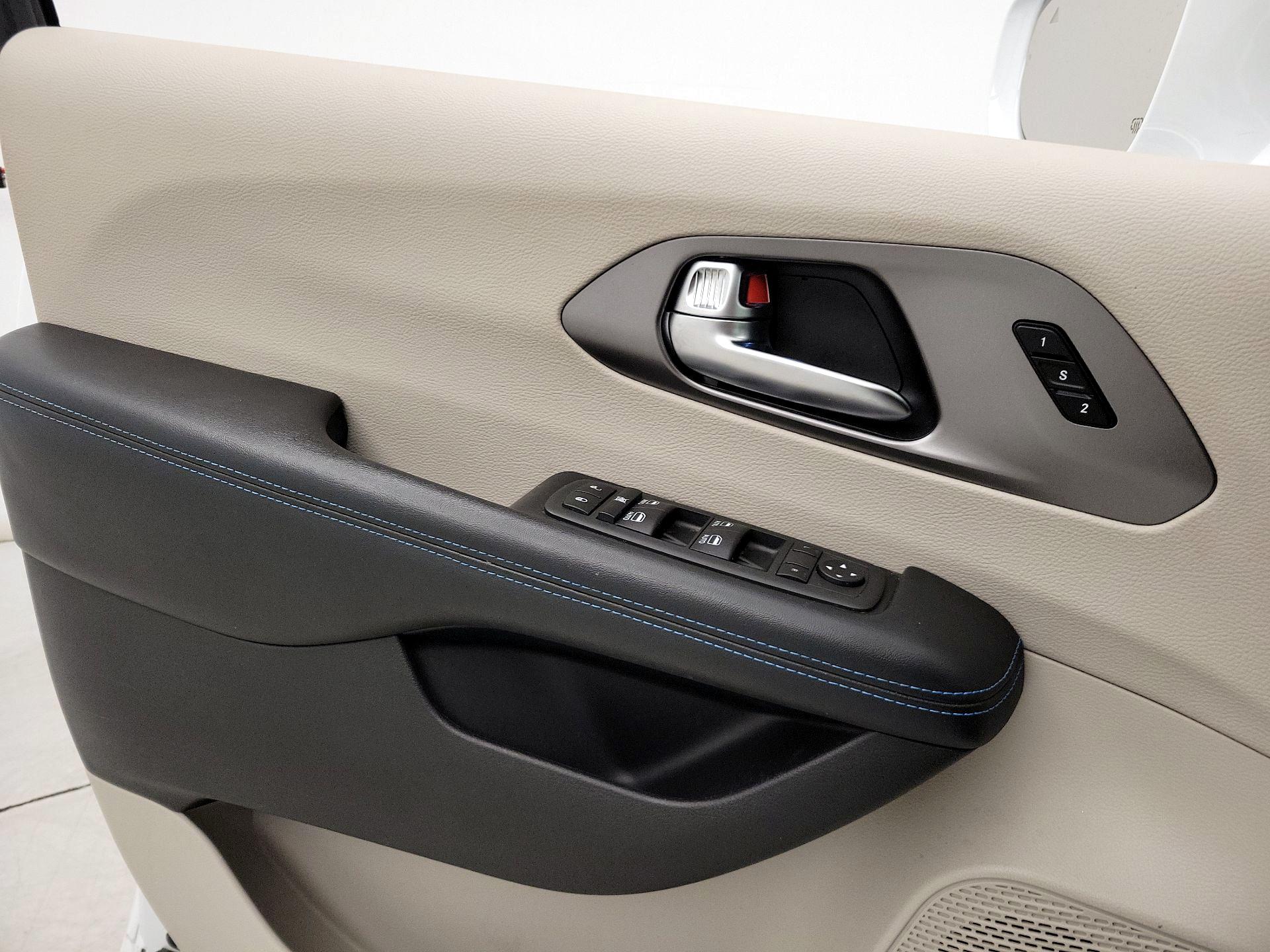 Thumbnail: 2021 Chrysler Pacifica - 12