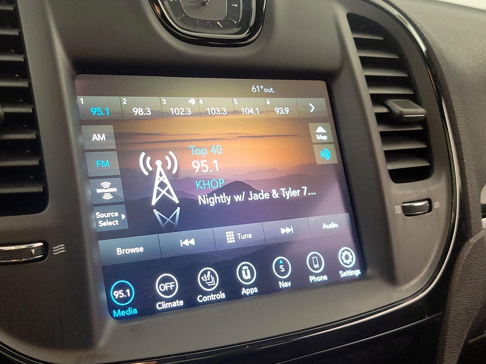 Thumbnail: 2022 Chrysler 300 - 16