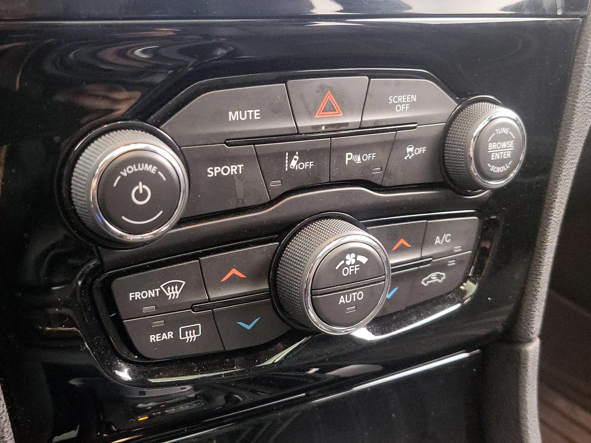 Thumbnail: 2022 Chrysler 300 - 17