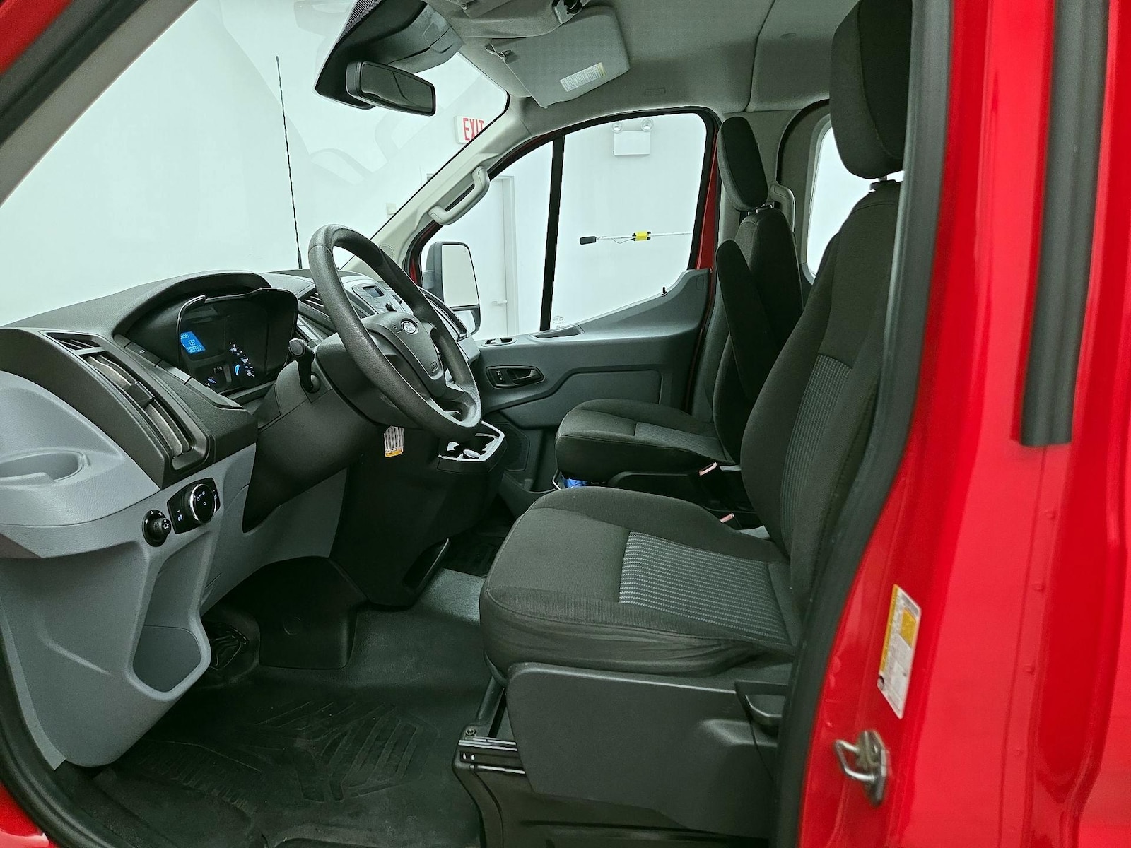 2017 Ford Transit Wagon XLT - Photo 12