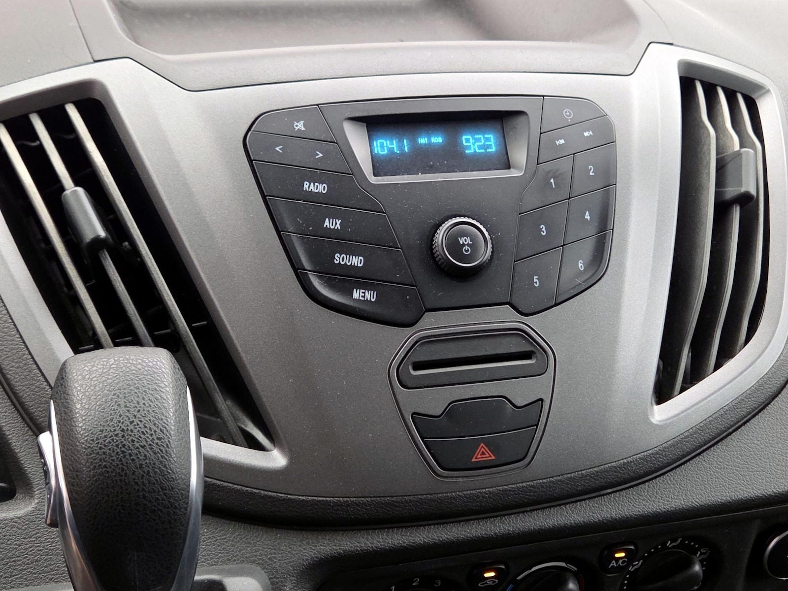 2017 Ford Transit Wagon XLT - Photo 15