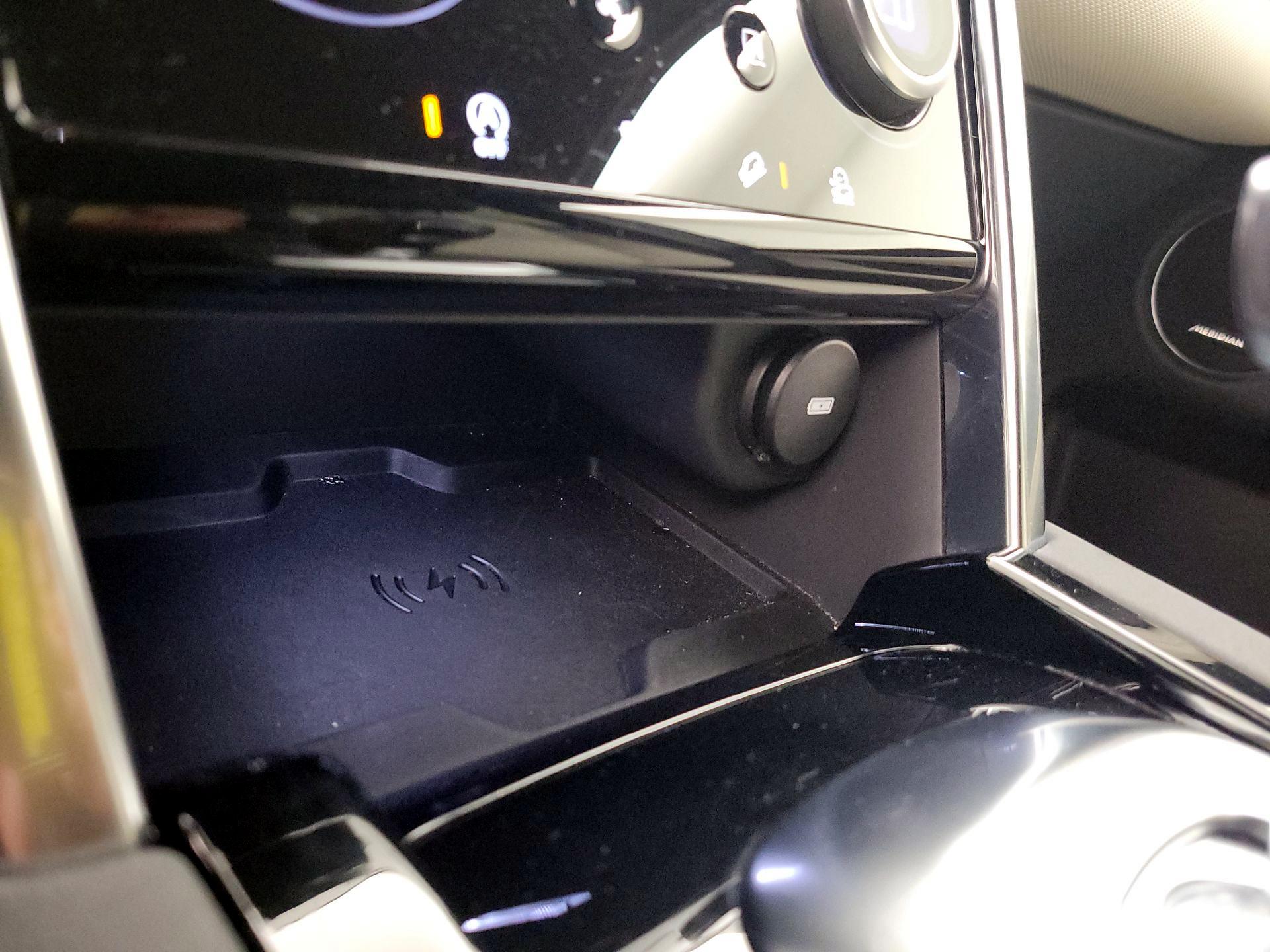 Thumbnail: 2020 Land Rover Discovery Sport - 18