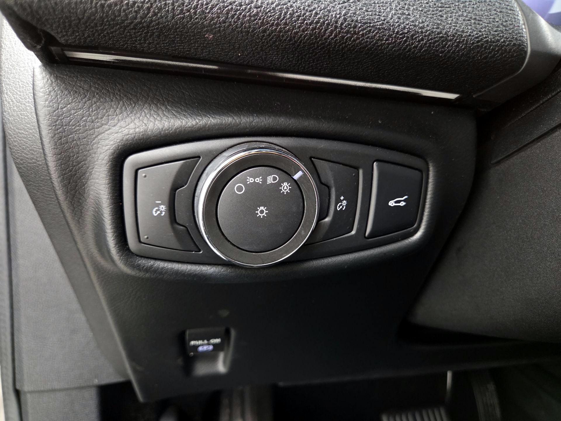 Thumbnail: 2016 Lincoln MKZ - 13