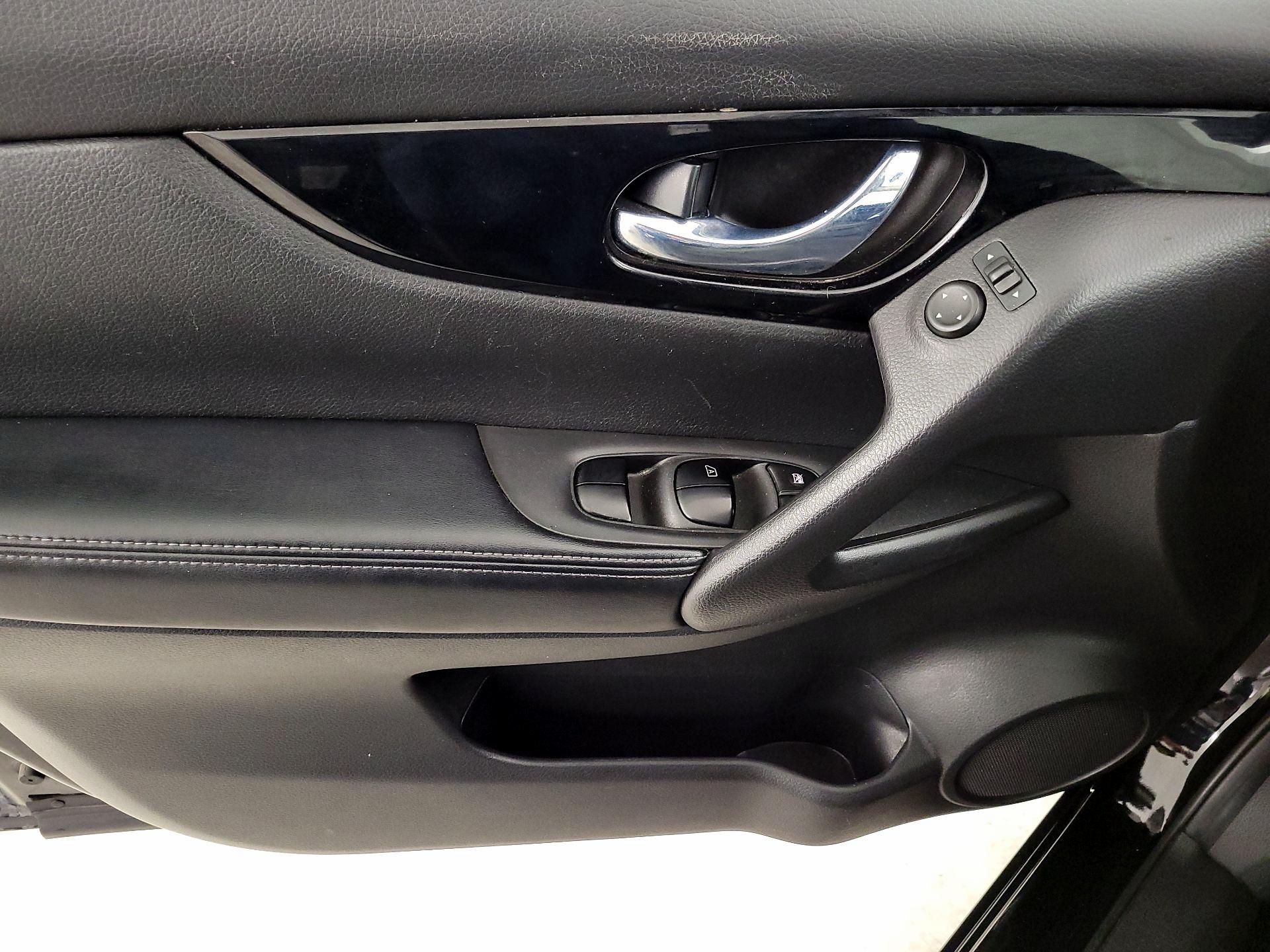 Thumbnail: 2018 Nissan Rogue Sport - 12