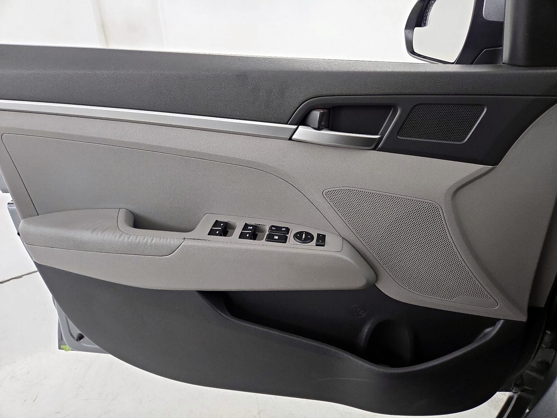 Thumbnail: 2019 Hyundai Elantra - 12