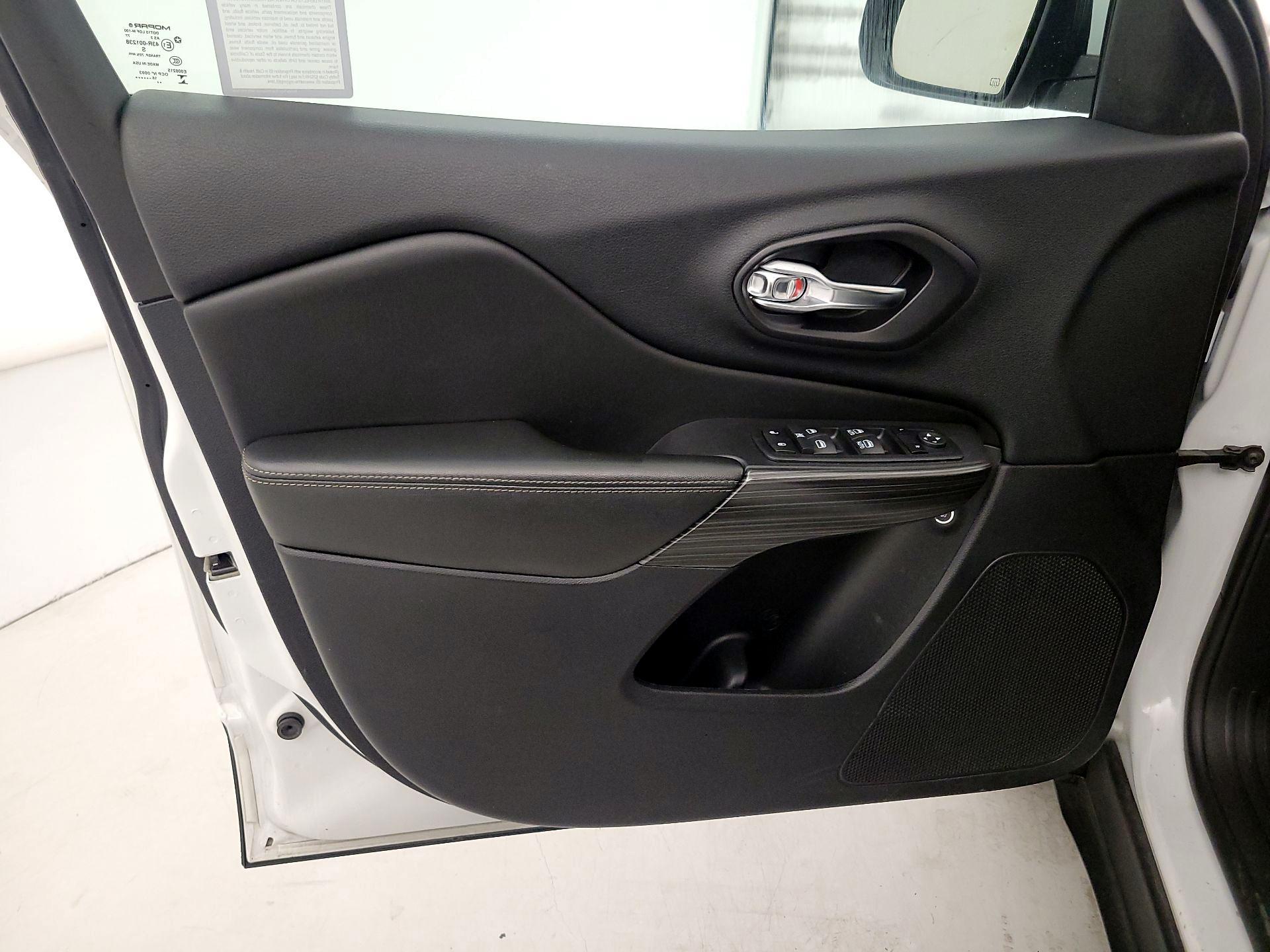 Thumbnail: 2017 Jeep Cherokee - 12