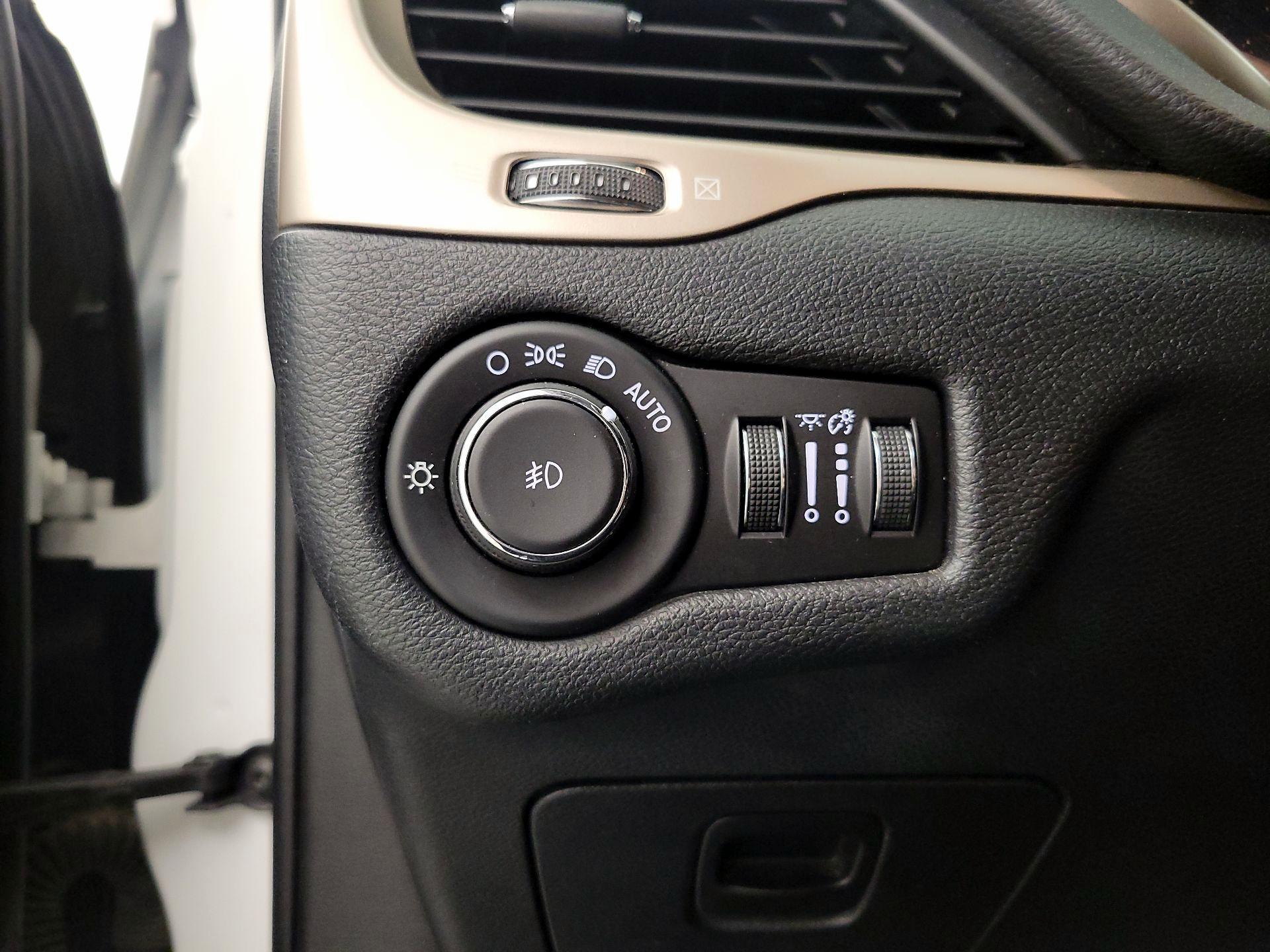 Thumbnail: 2017 Jeep Cherokee - 13