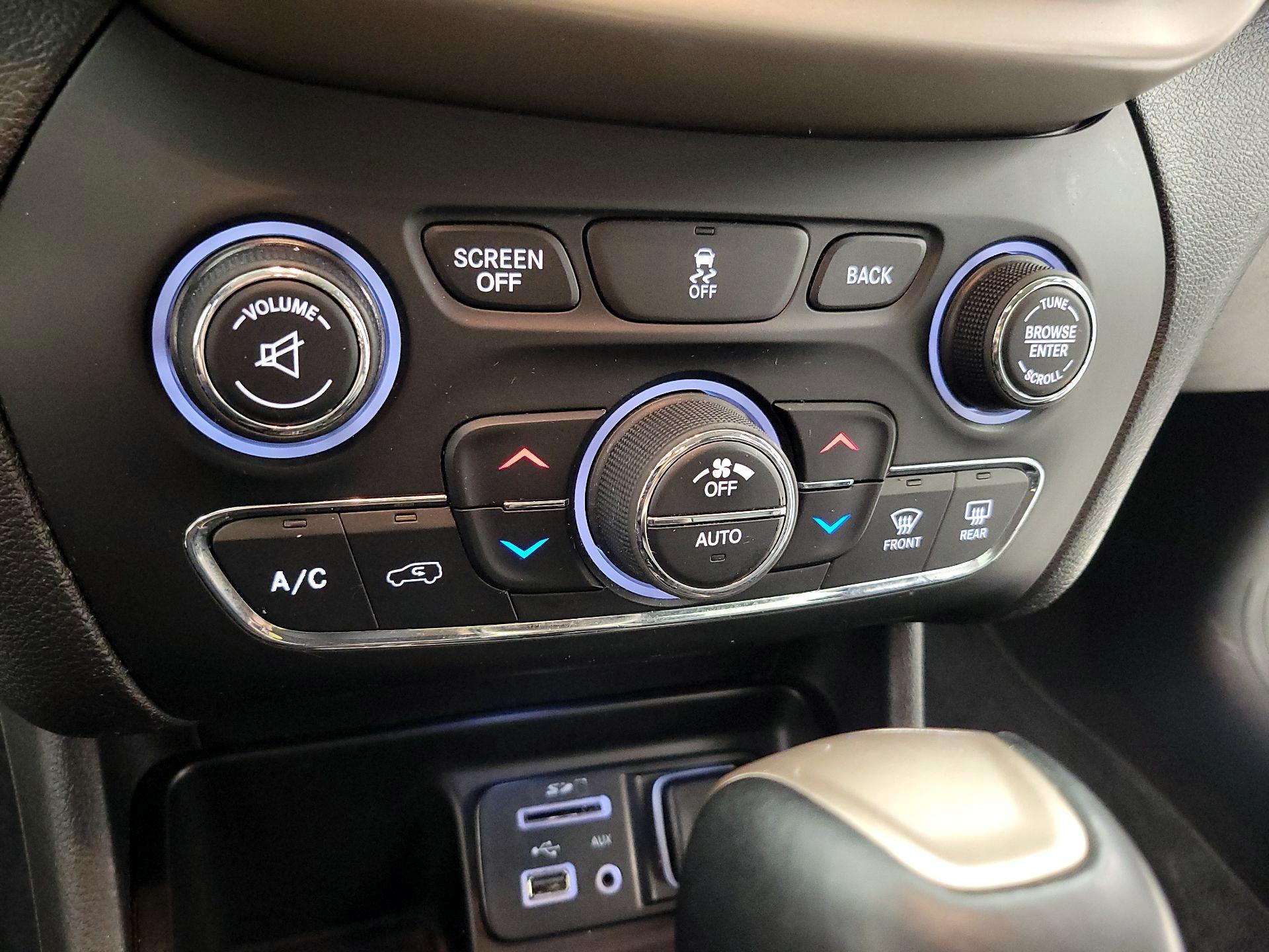 Thumbnail: 2017 Jeep Cherokee - 16