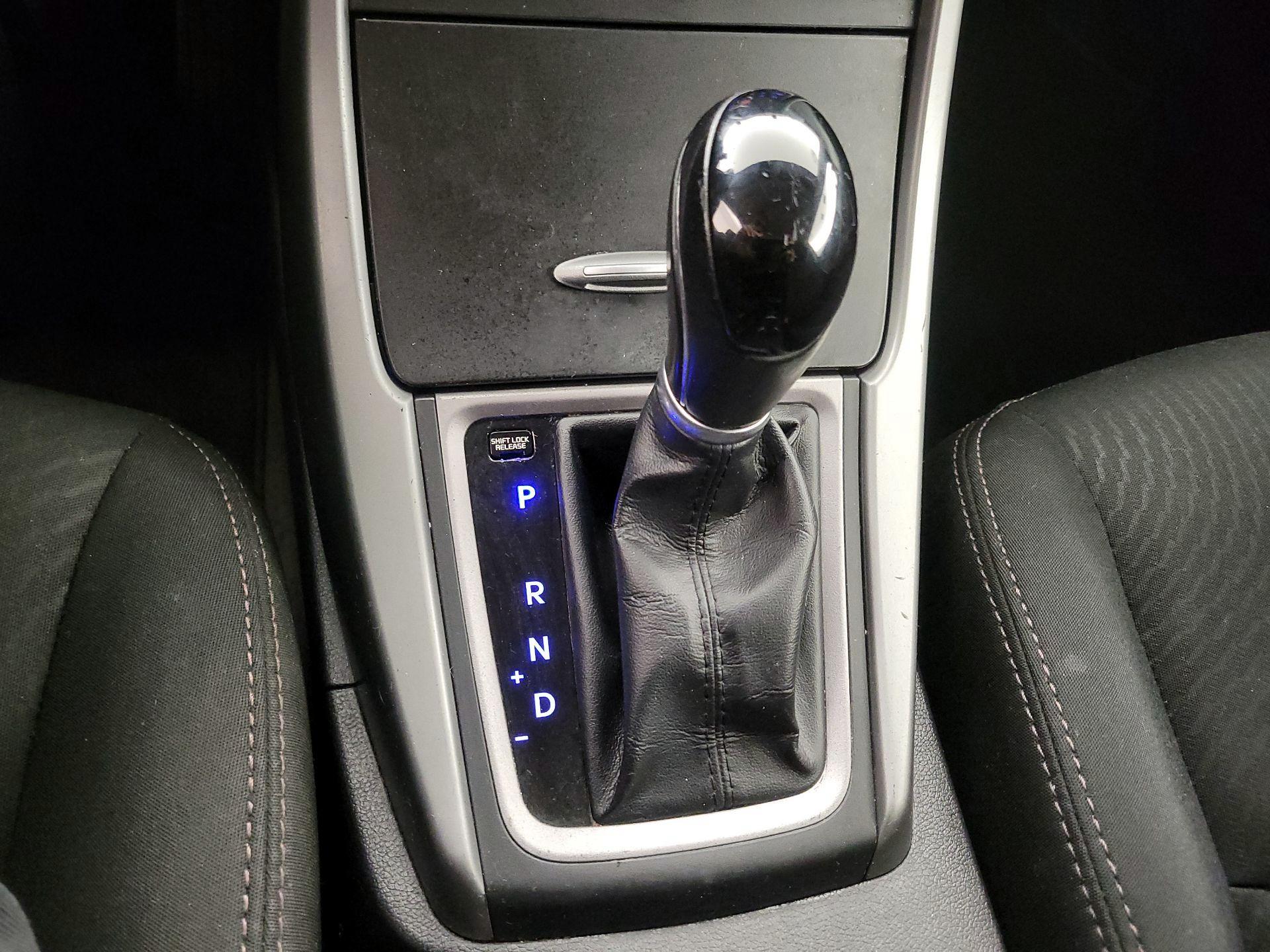 Thumbnail: 2015 Hyundai Elantra - 16