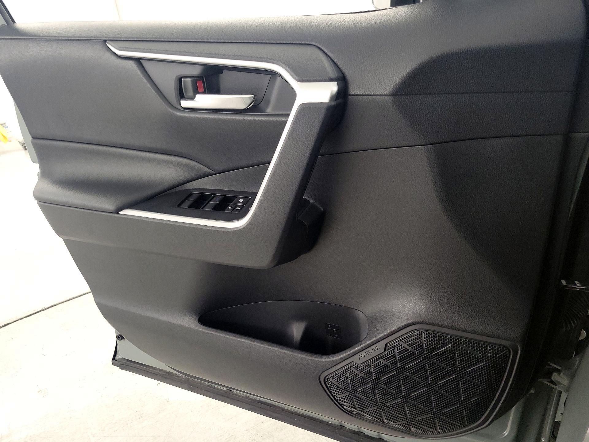 Thumbnail: 2021 Toyota RAV4 - 12