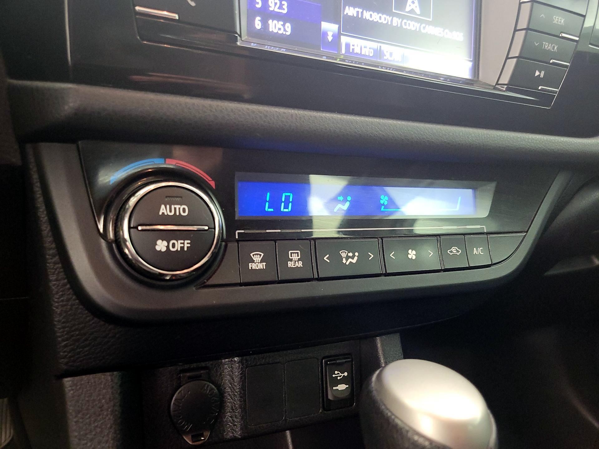 Thumbnail: 2014 Toyota Corolla - 16