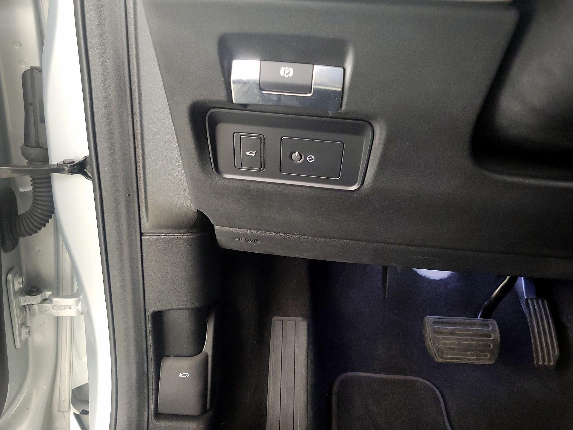 Thumbnail: 2023 Land Rover Discovery Sport - 13