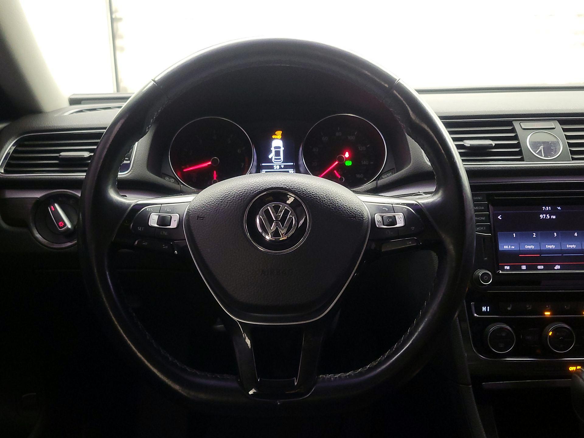 Thumbnail: 2017 Volkswagen Passat - 10