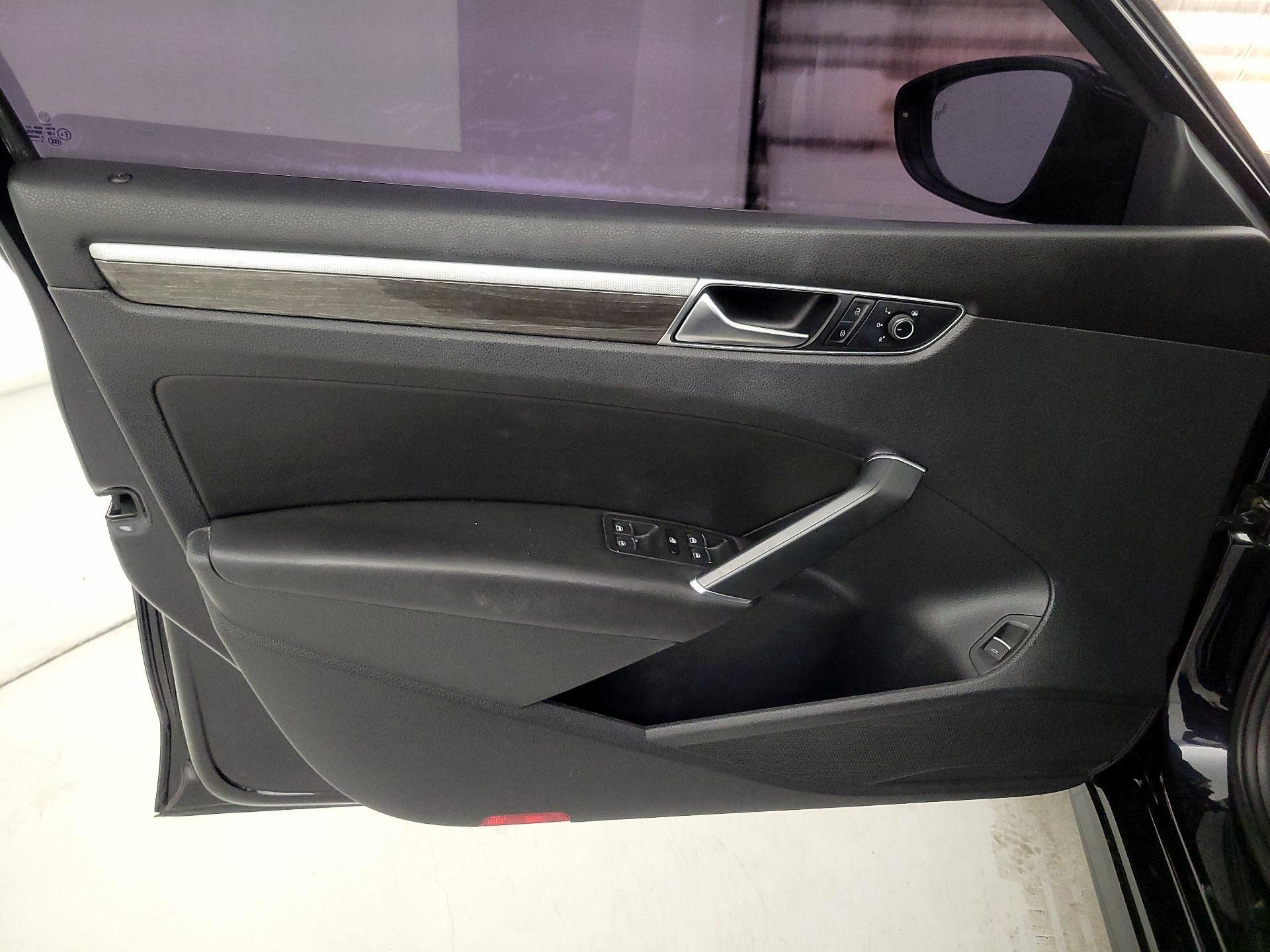 Thumbnail: 2017 Volkswagen Passat - 12