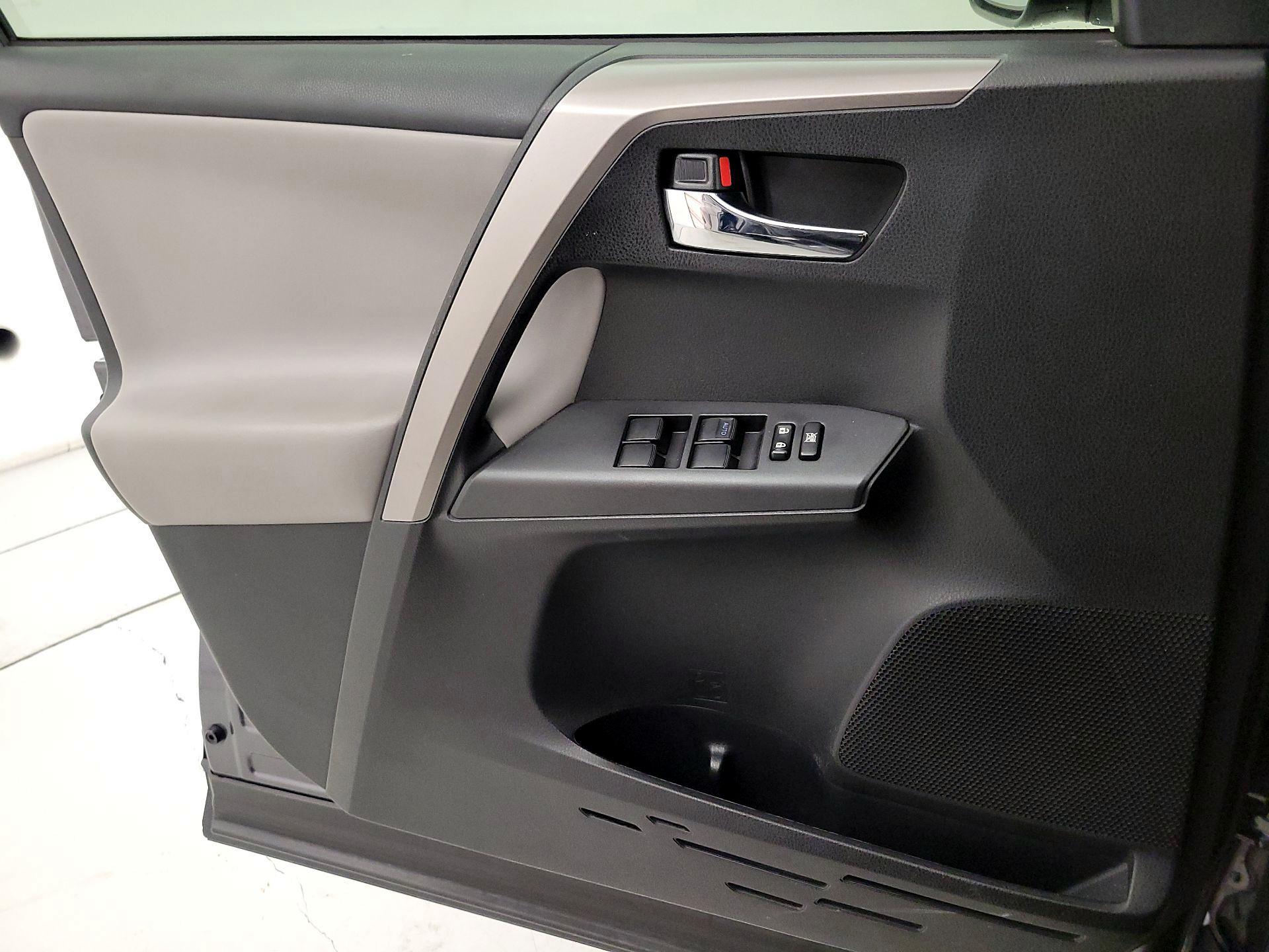 Thumbnail: 2018 Toyota RAV4 - 12