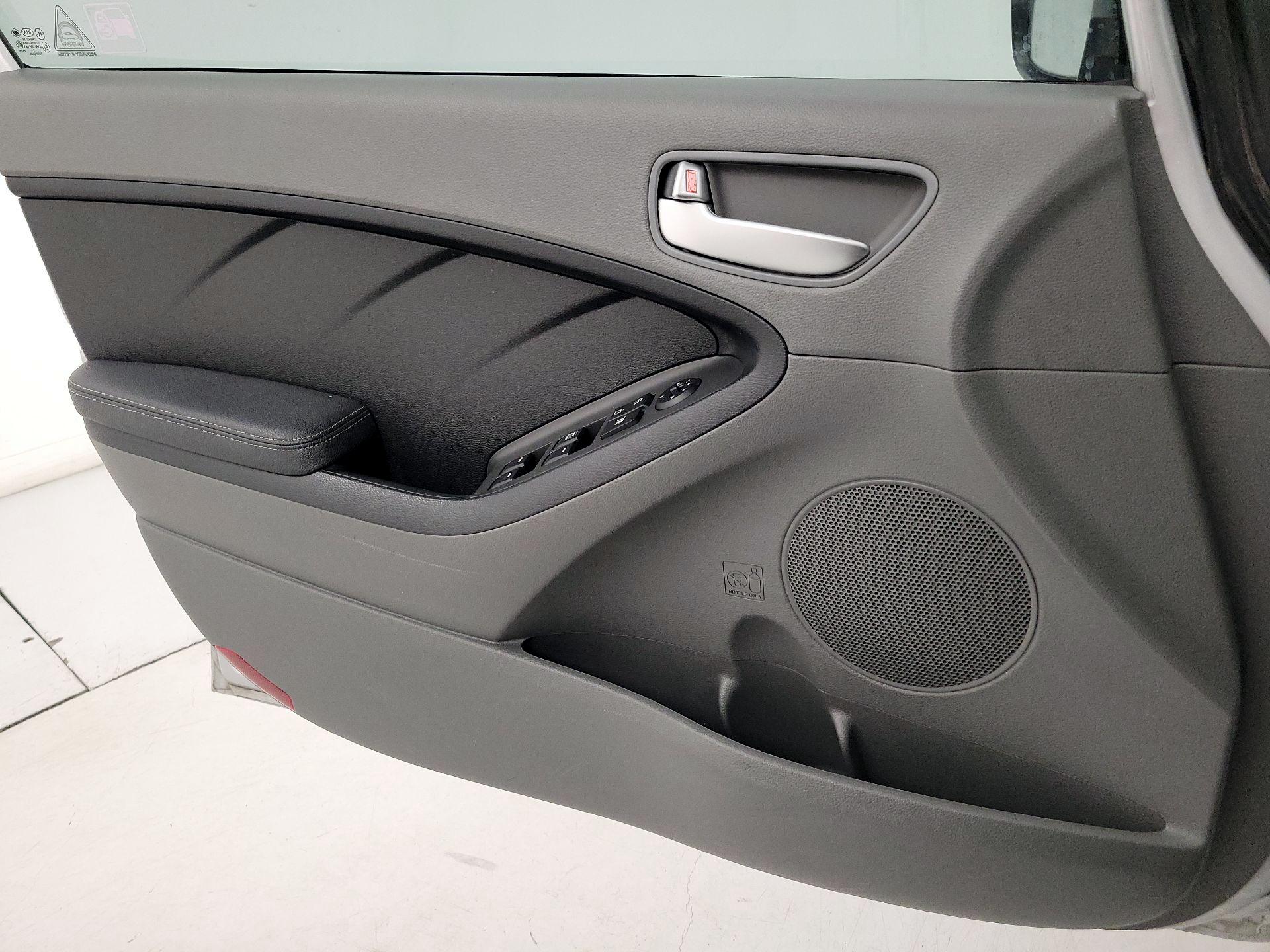 Thumbnail: 2018 Kia Forte - 12