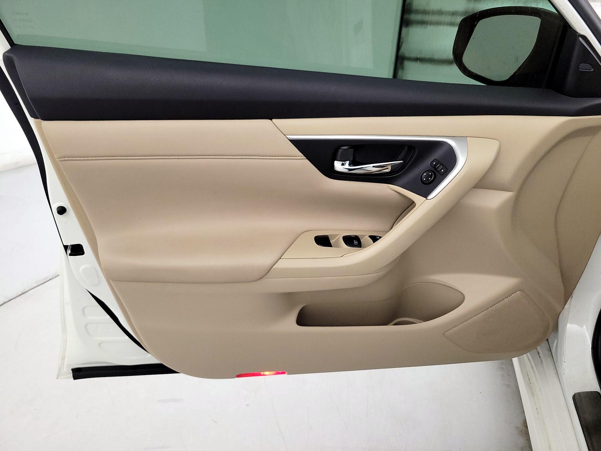 Thumbnail: 2017 Nissan Altima - 12