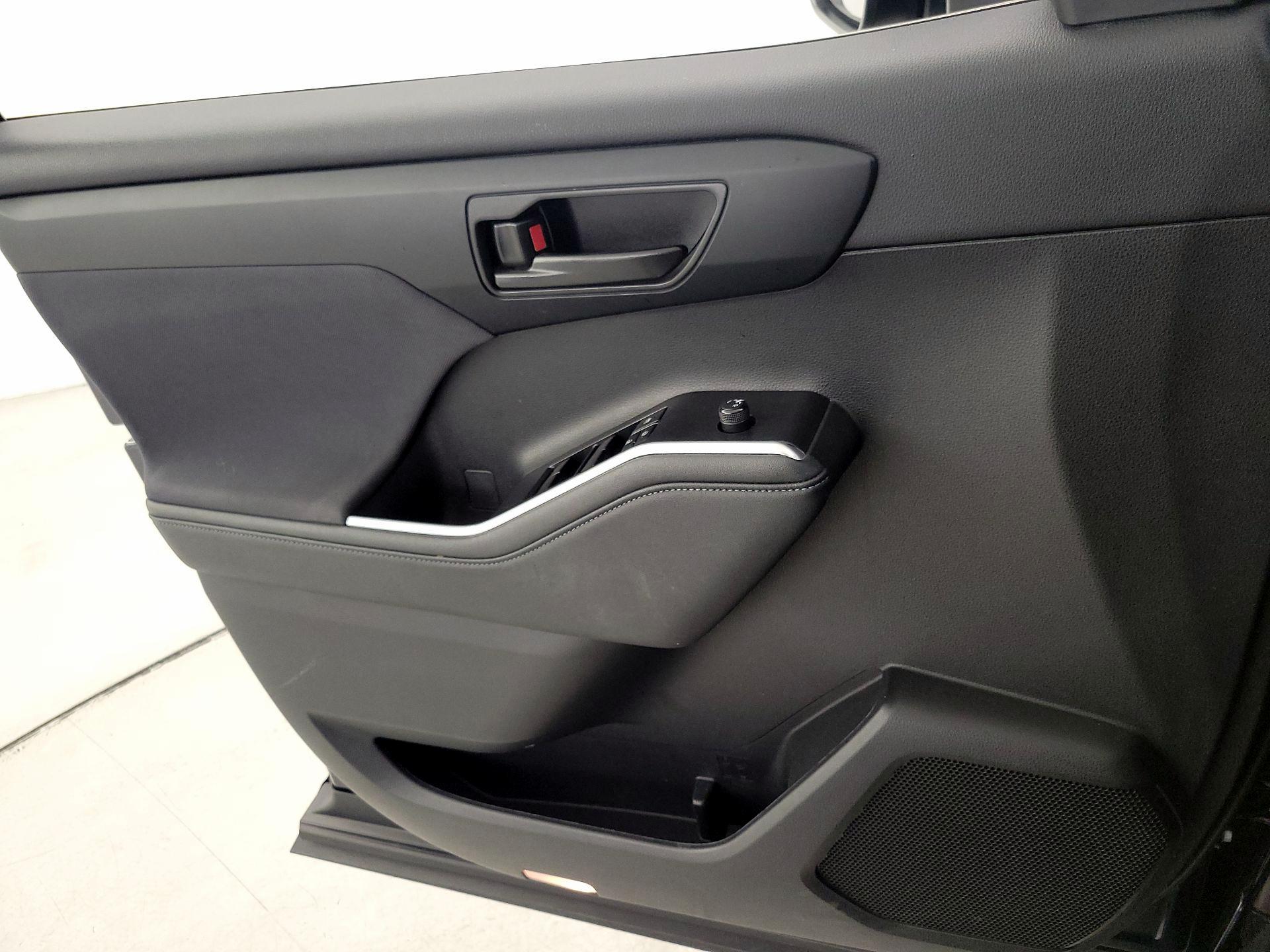 Thumbnail: 2023 Toyota Highlander - 12