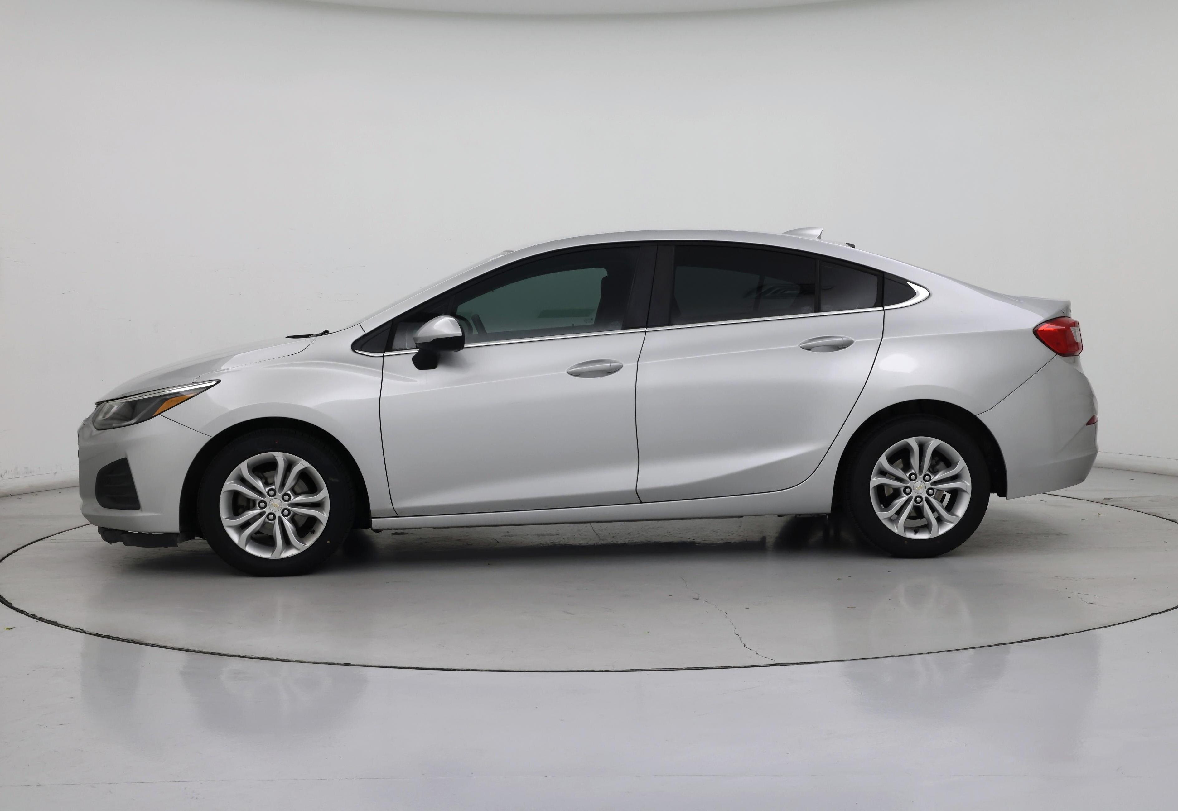 Thumbnail: 2019 Chevrolet Cruze - 3