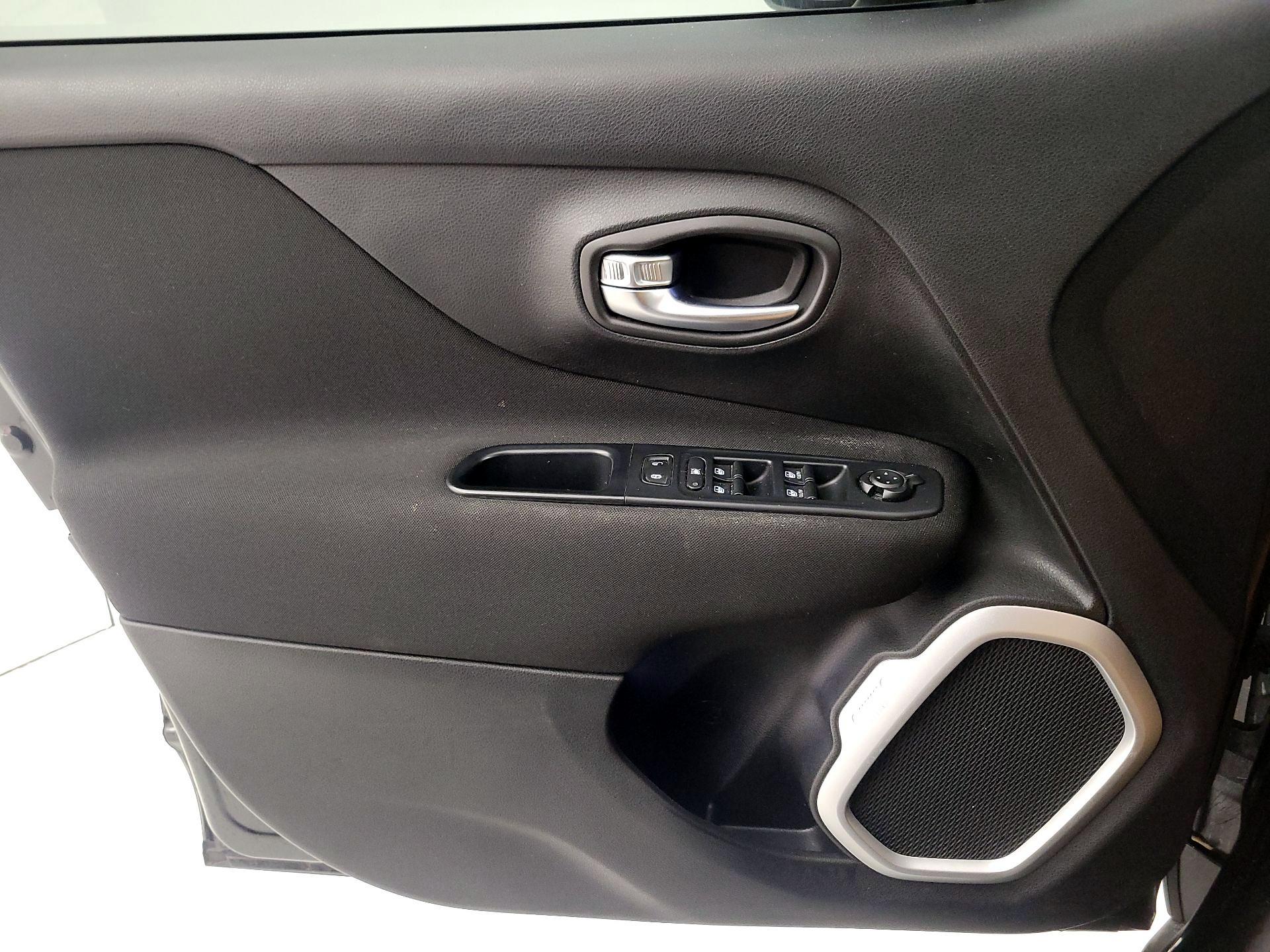 Thumbnail: 2018 Jeep Renegade - 12