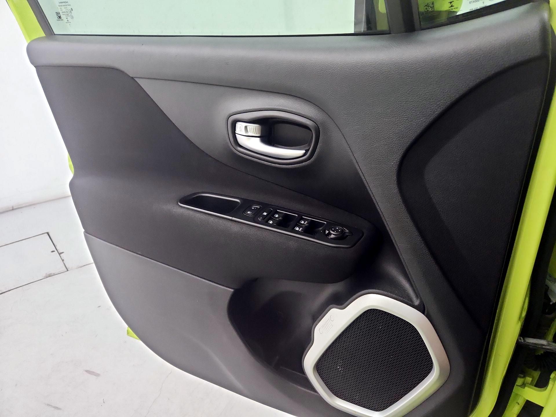 Thumbnail: 2018 Jeep Renegade - 12