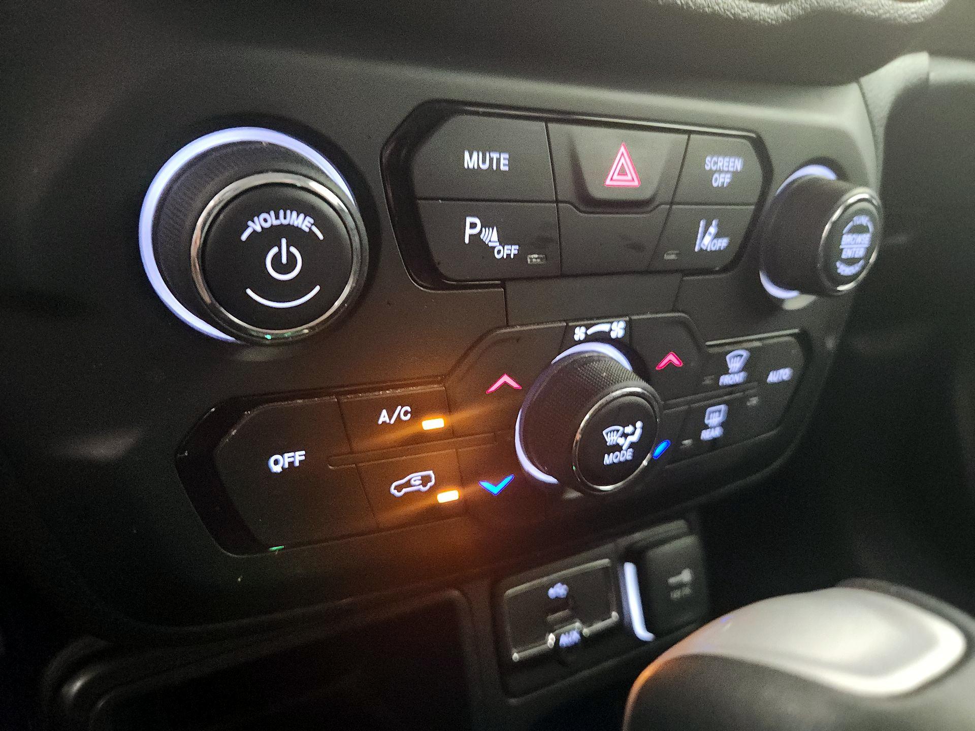 Thumbnail: 2018 Jeep Renegade - 17