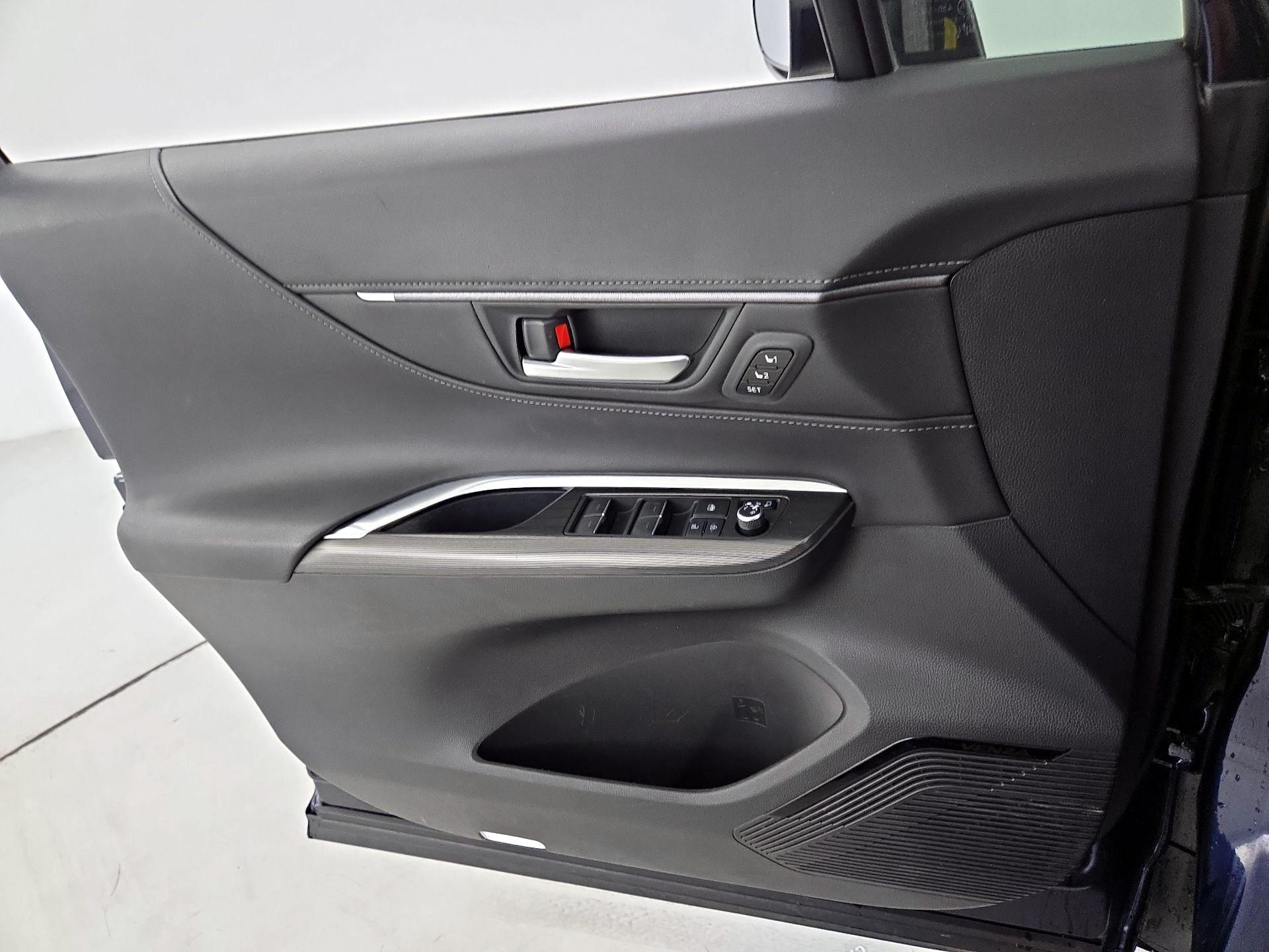 Thumbnail: 2021 Toyota Venza - 12