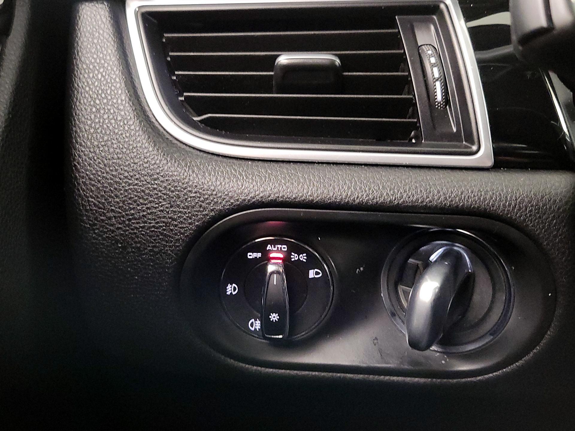 Thumbnail: 2018 Porsche Macan - 13