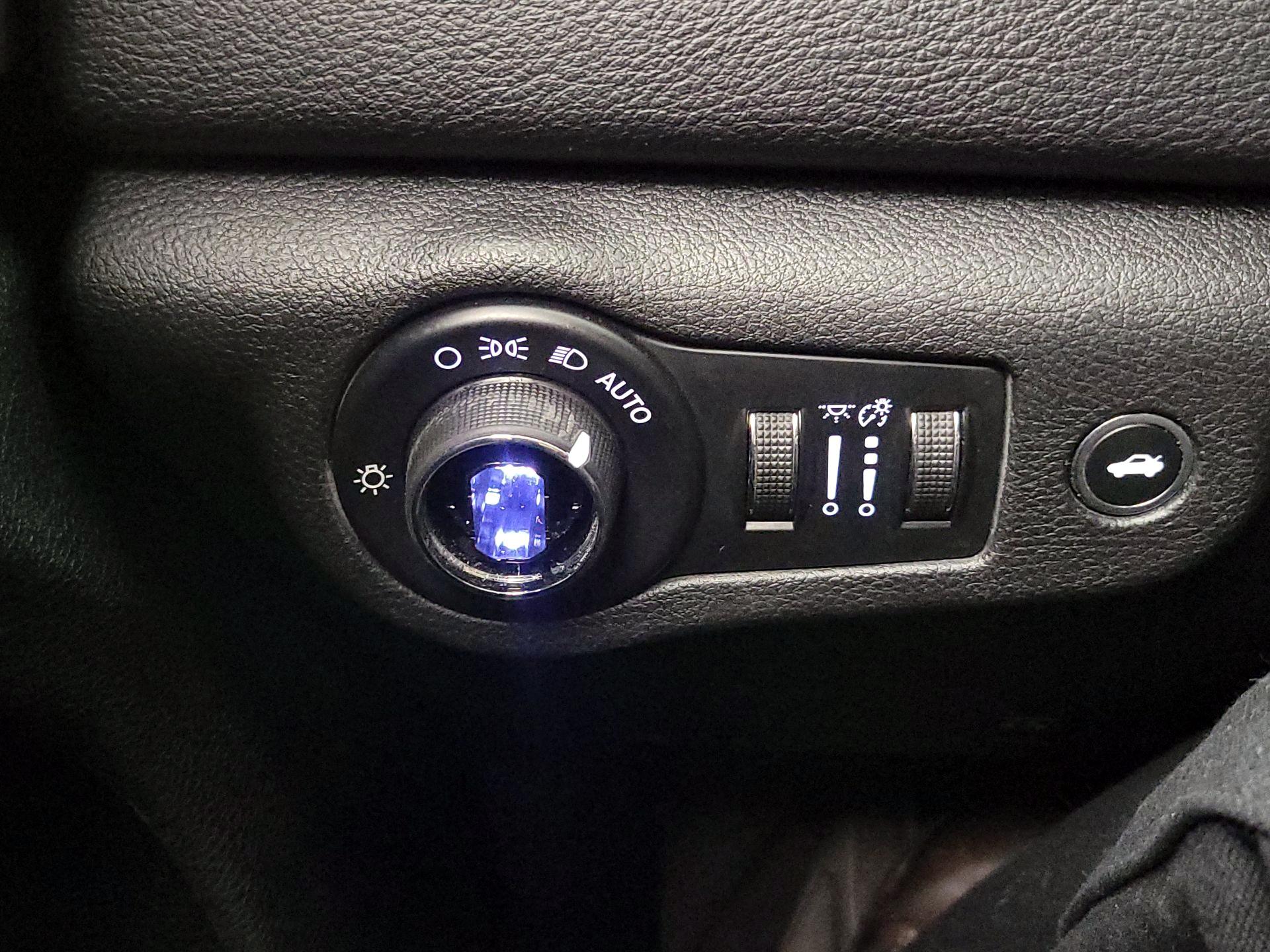 Thumbnail: 2016 Chrysler 200 - 13