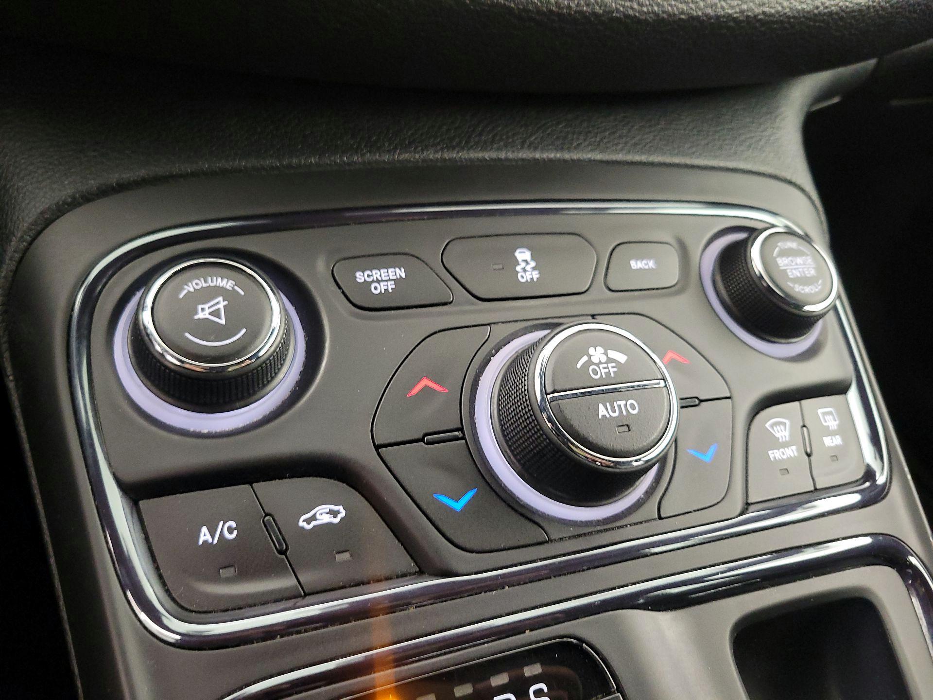 Thumbnail: 2016 Chrysler 200 - 17