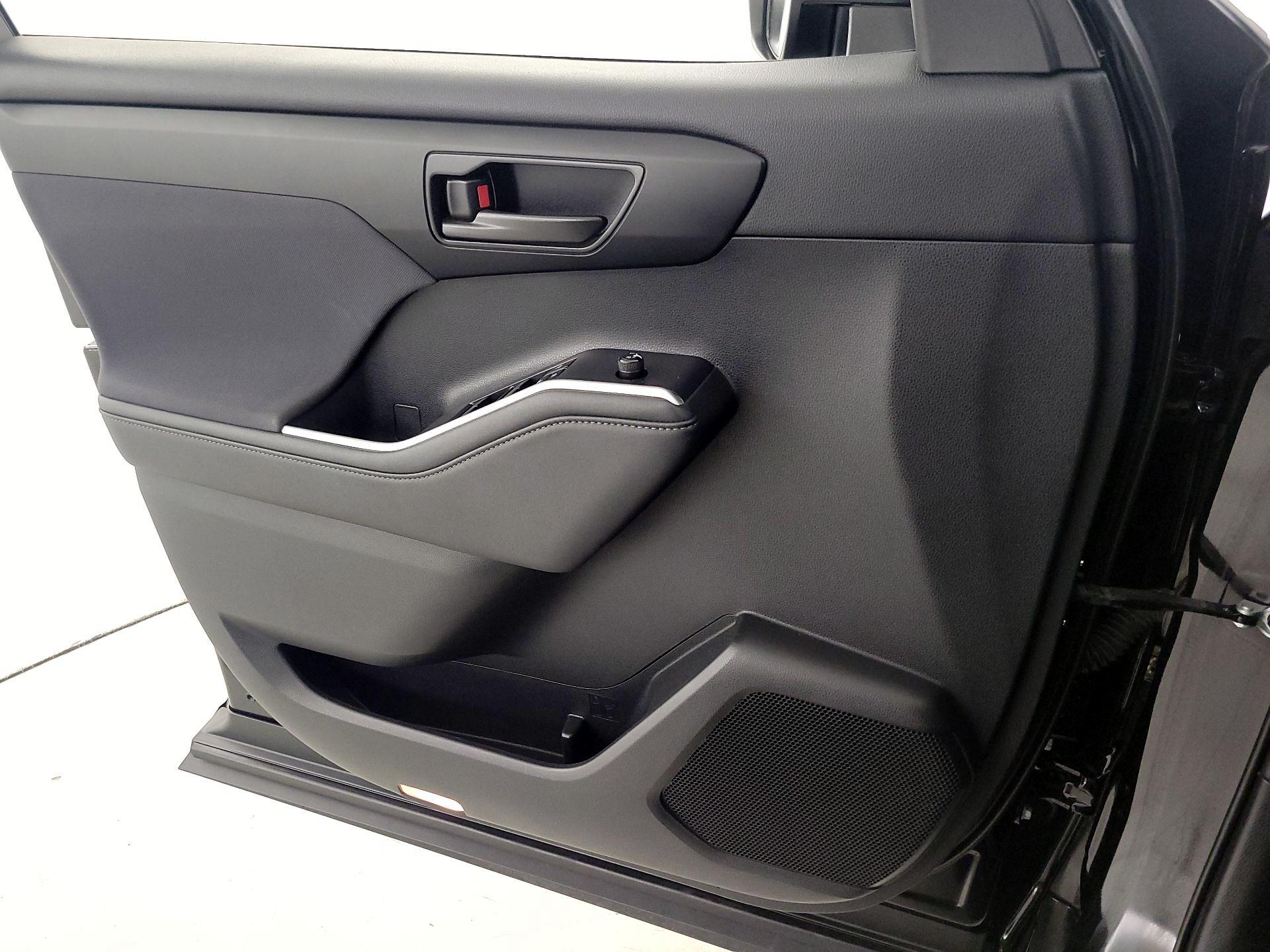 Thumbnail: 2023 Toyota Highlander - 12