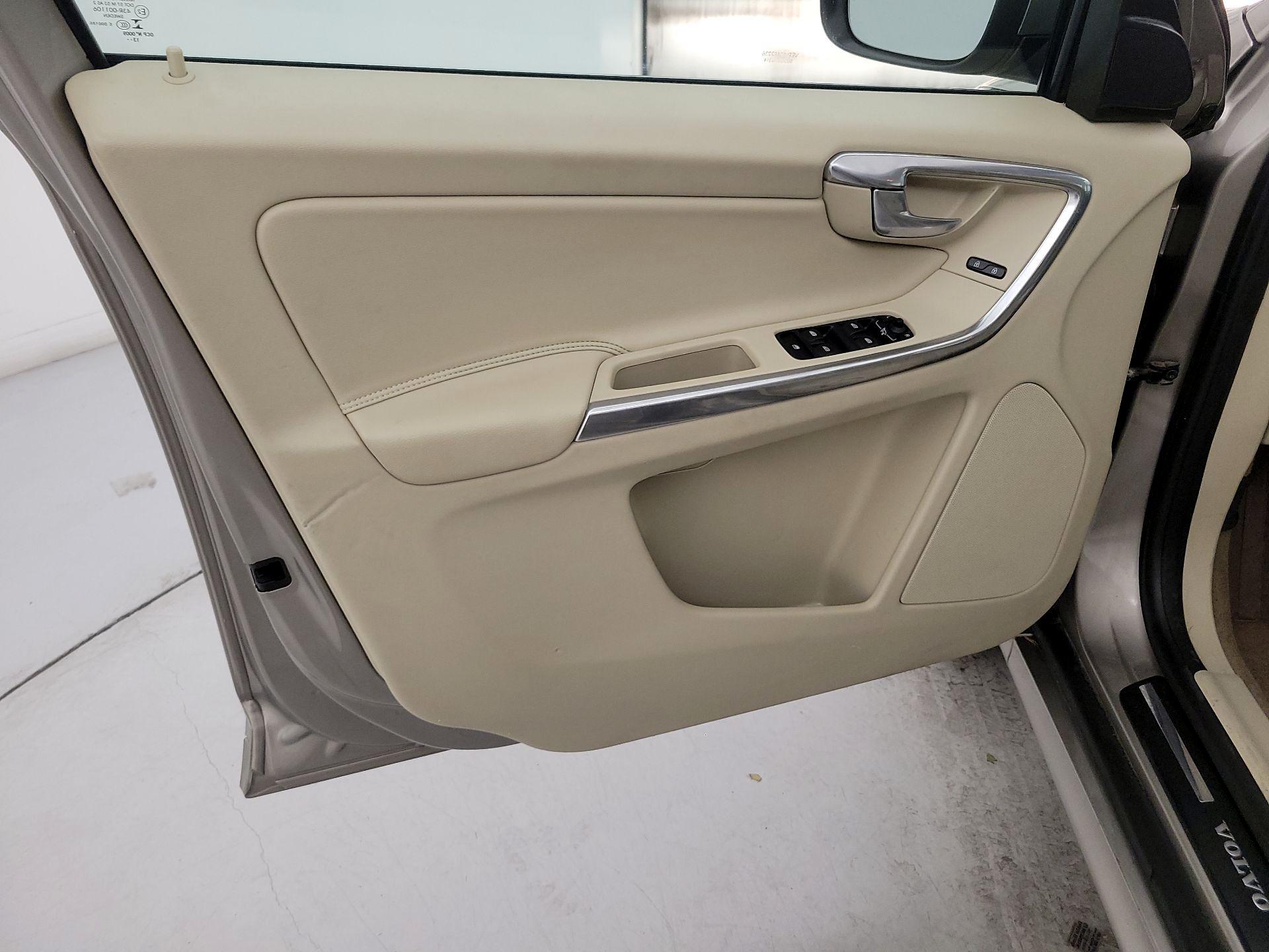 Thumbnail: 2015 Volvo XC60 - 12