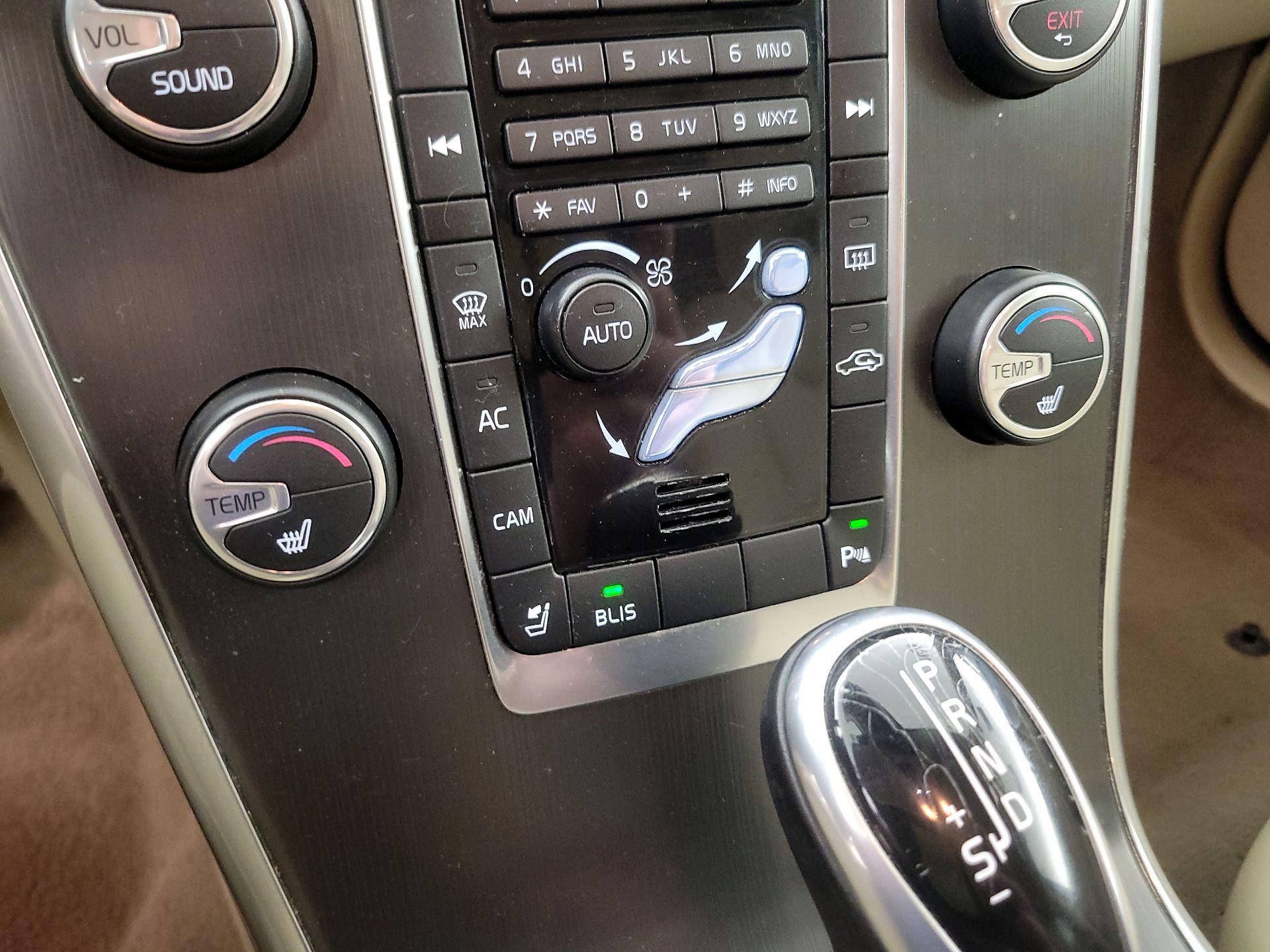 Thumbnail: 2015 Volvo XC60 - 16