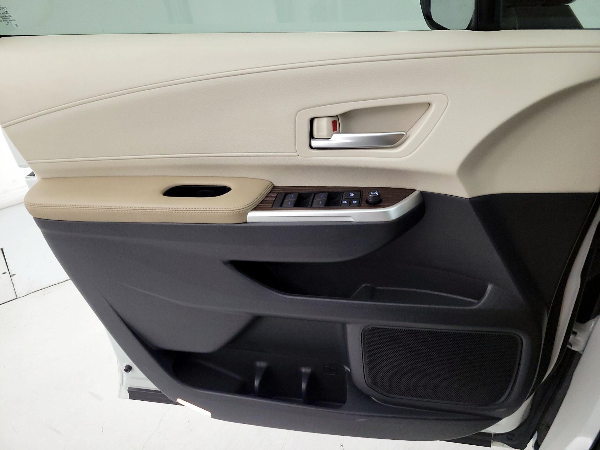 Thumbnail: 2021 Toyota Sienna - 12