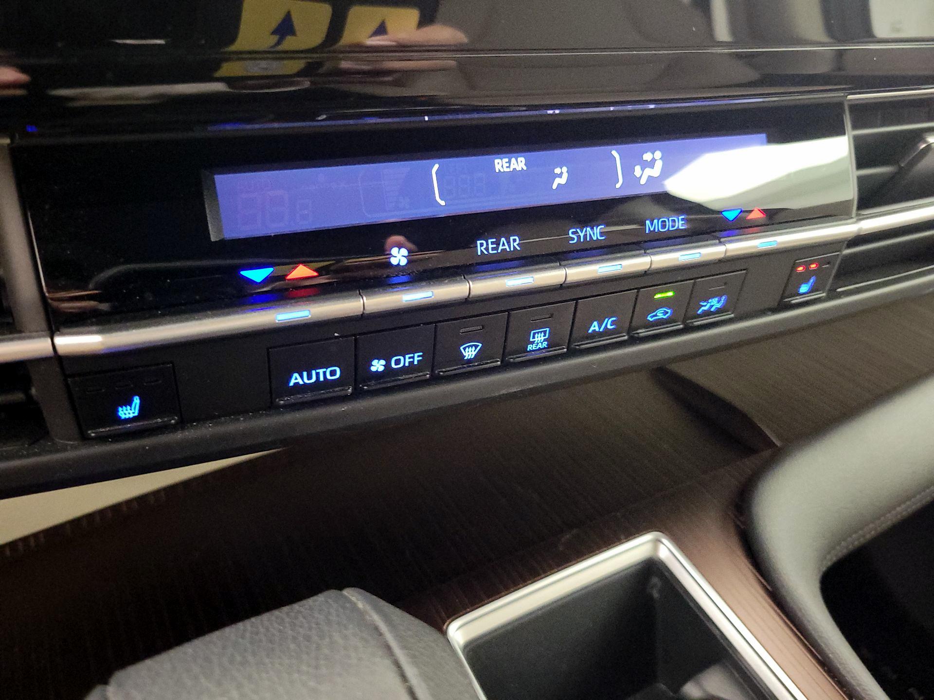 Thumbnail: 2021 Toyota Sienna - 16