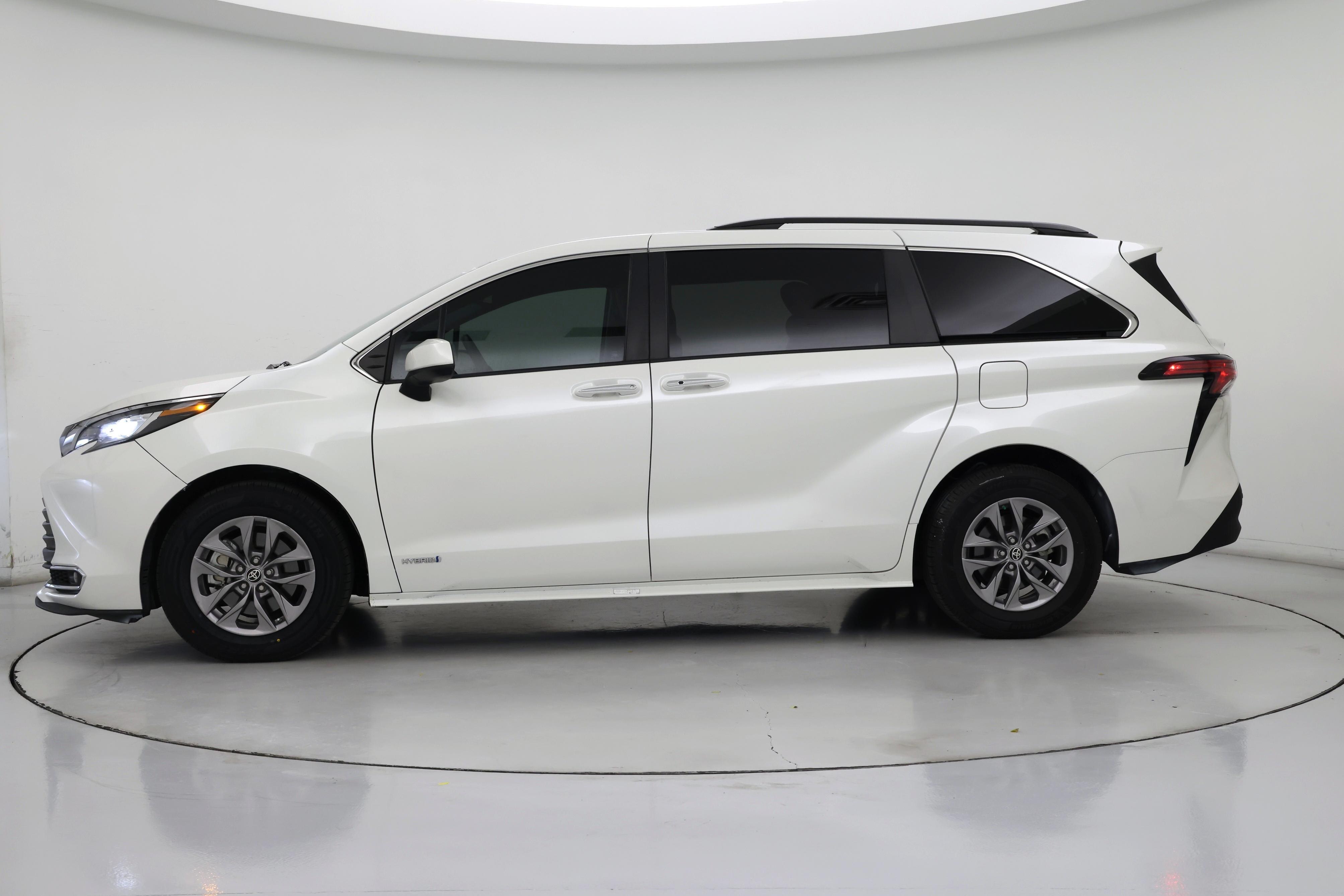 Thumbnail: 2021 Toyota Sienna - 3