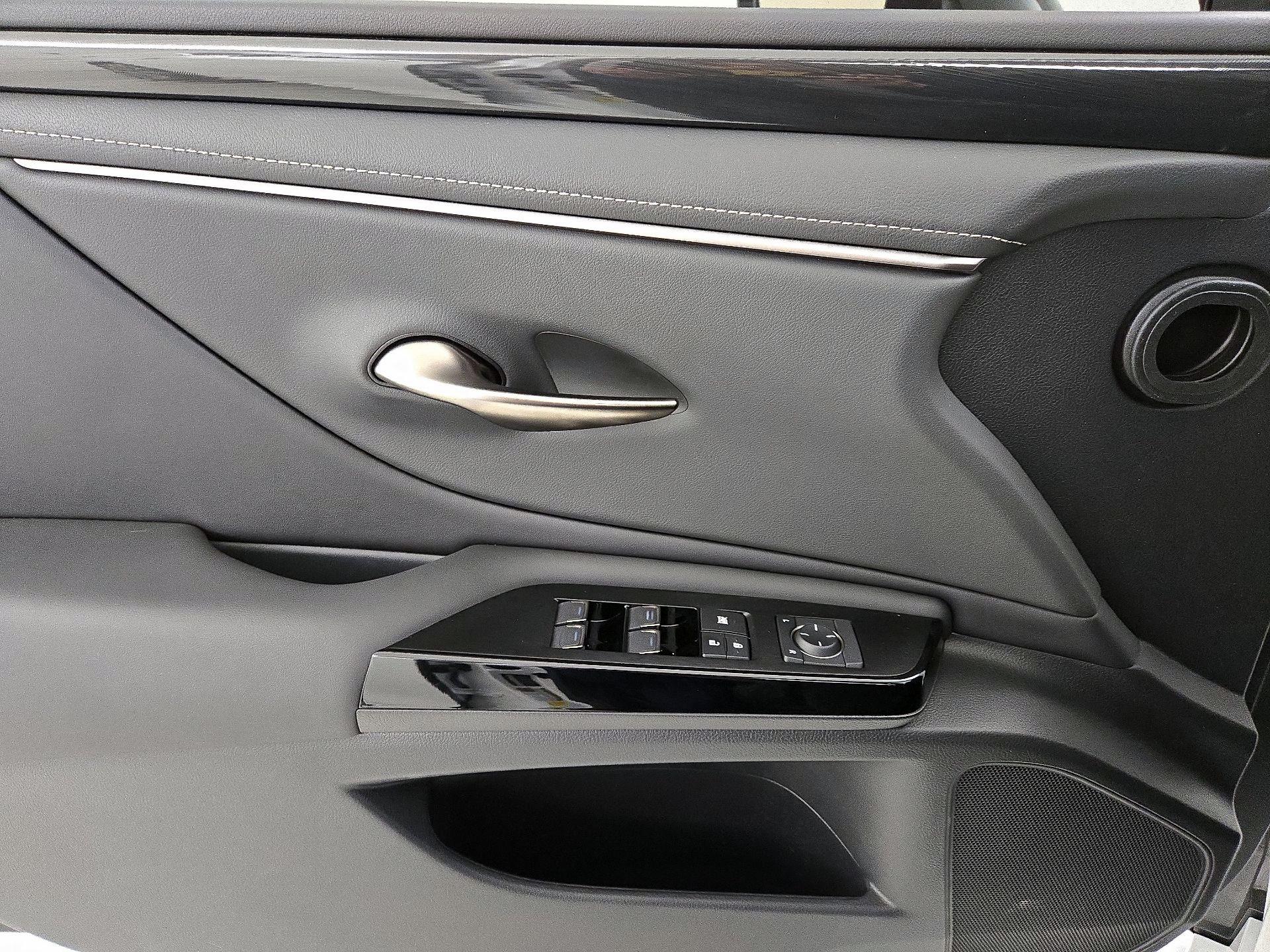 Thumbnail: 2025 Lexus ES - 12