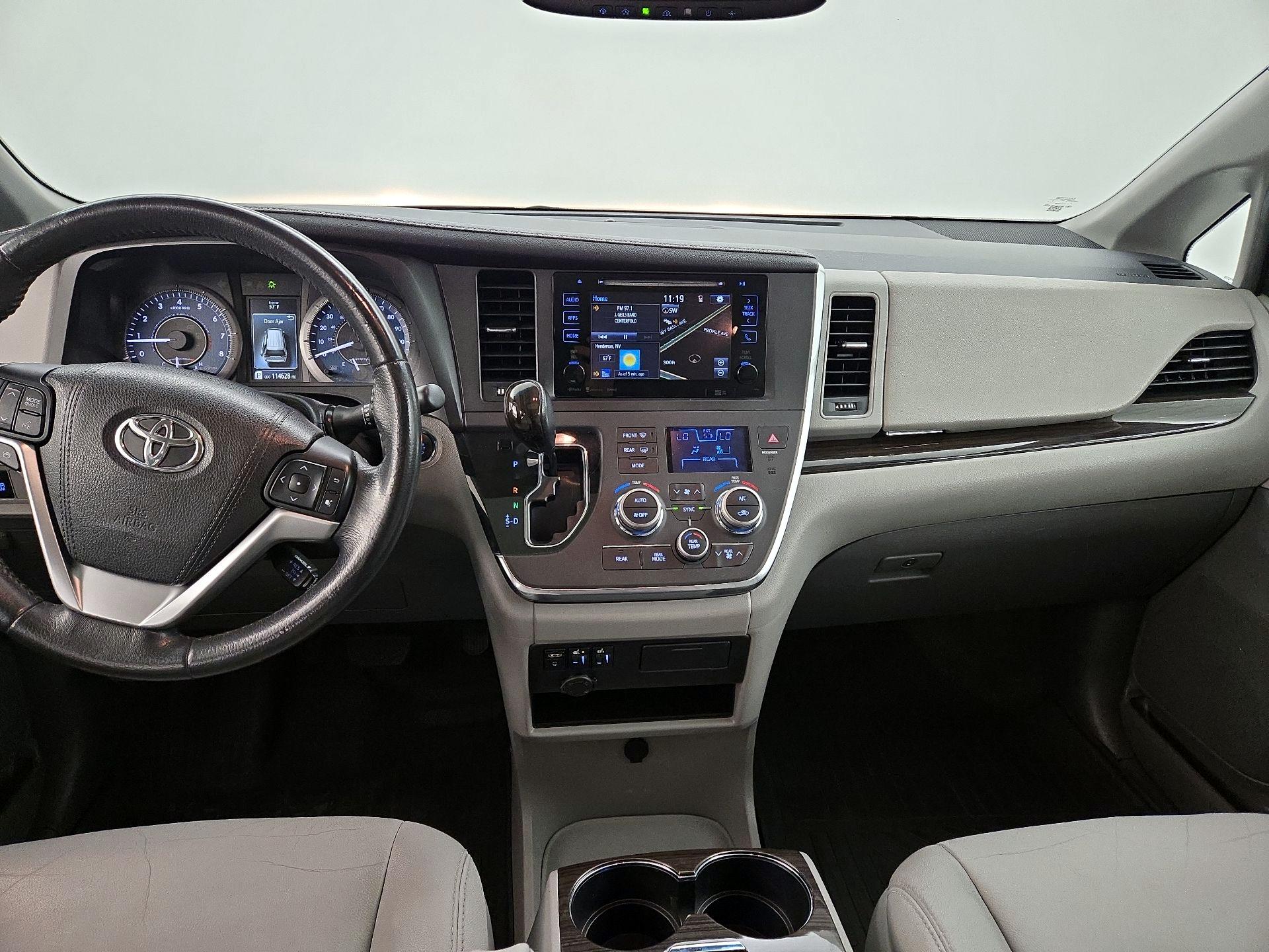 Thumbnail: 2017 Toyota Sienna - 9