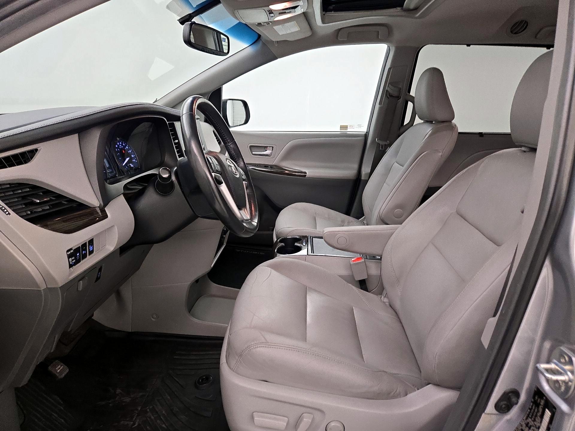 Thumbnail: 2017 Toyota Sienna - 11