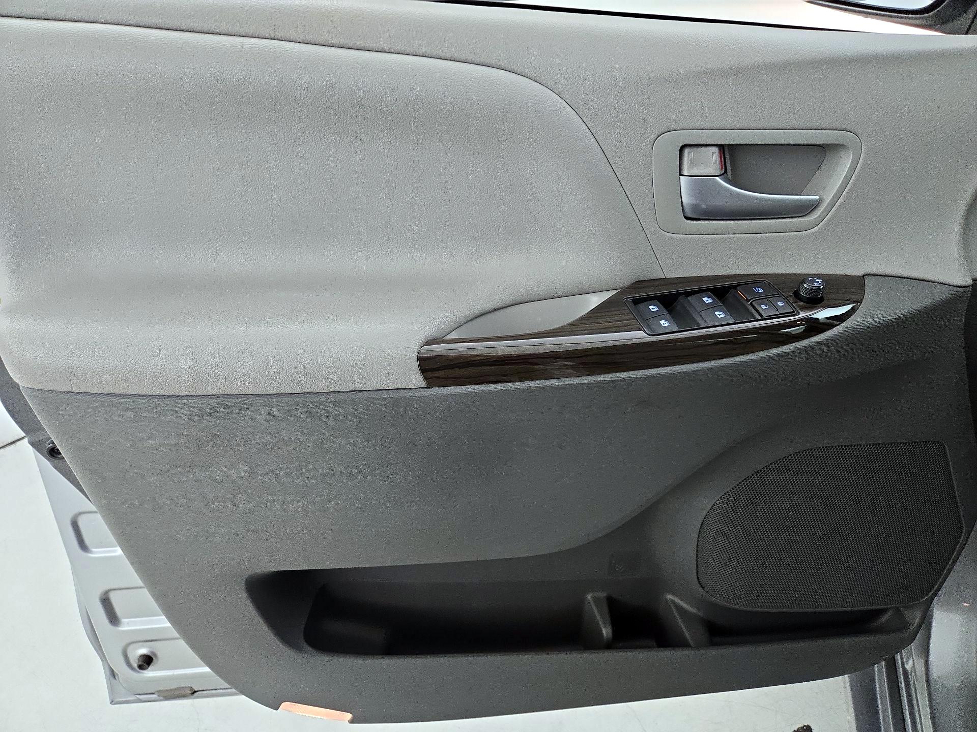 Thumbnail: 2017 Toyota Sienna - 12