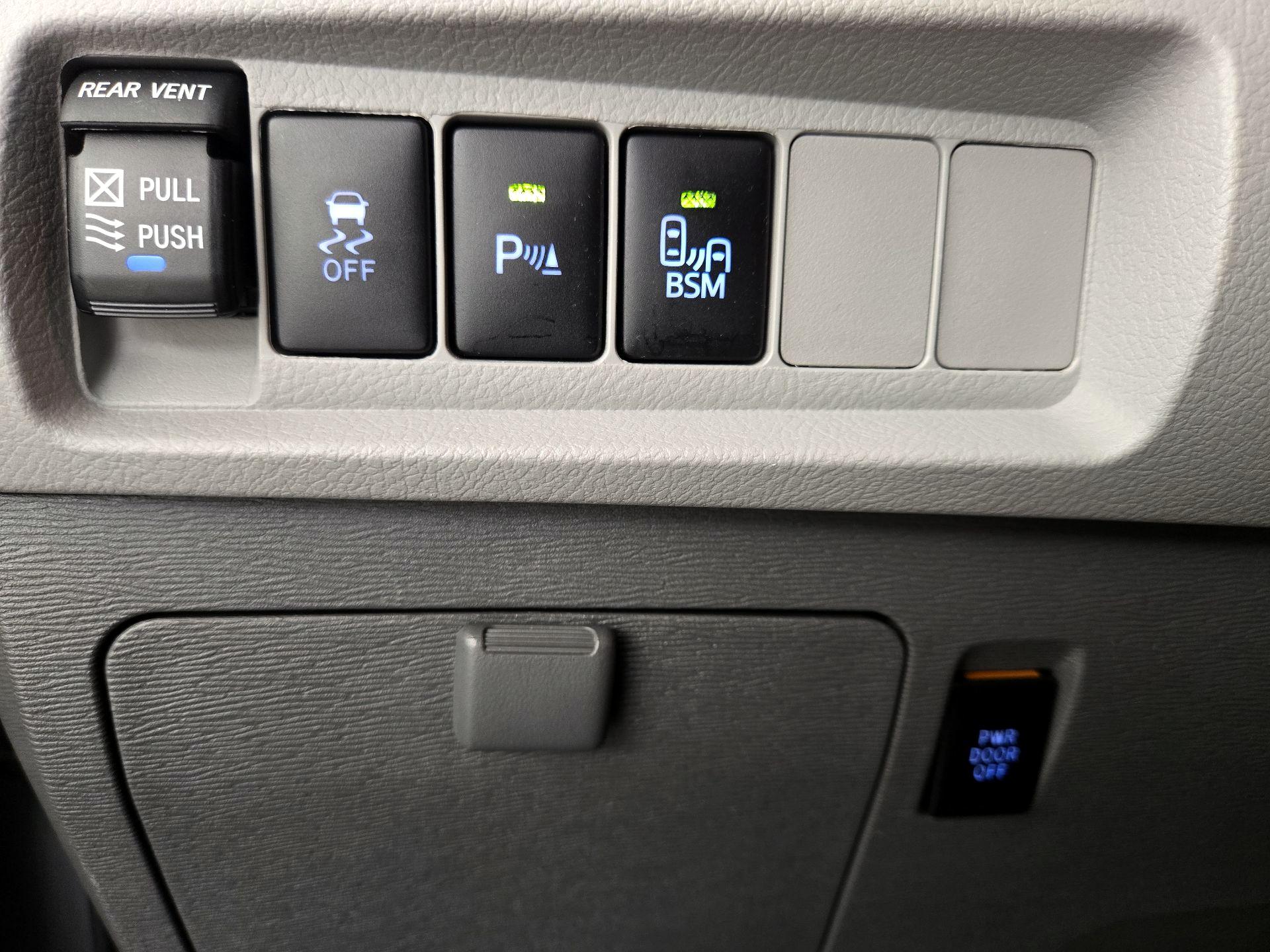 Thumbnail: 2017 Toyota Sienna - 13