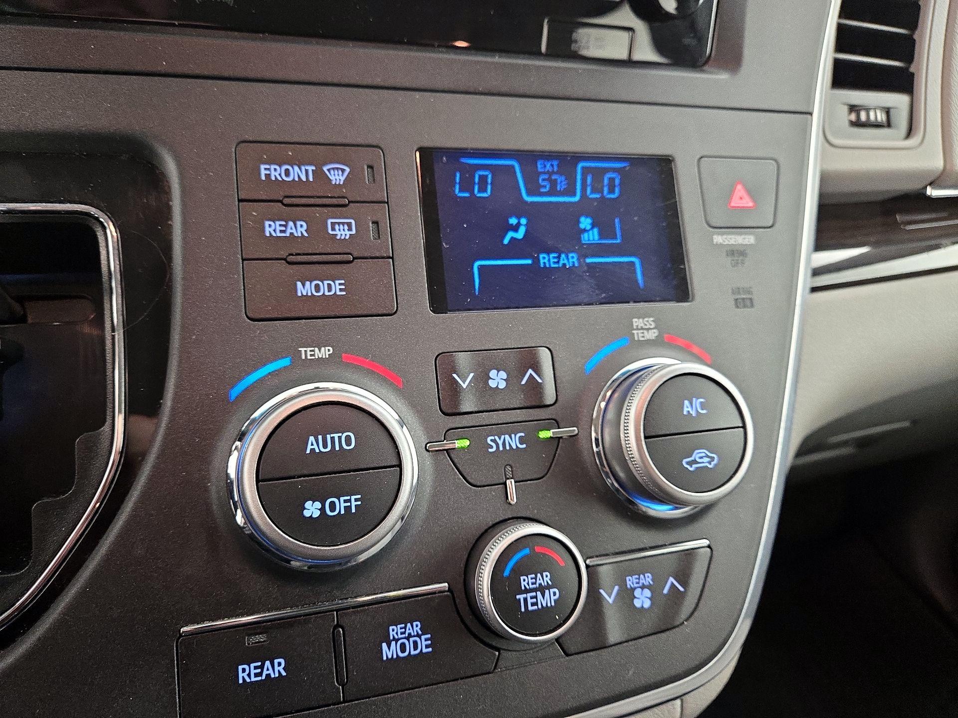 Thumbnail: 2017 Toyota Sienna - 17